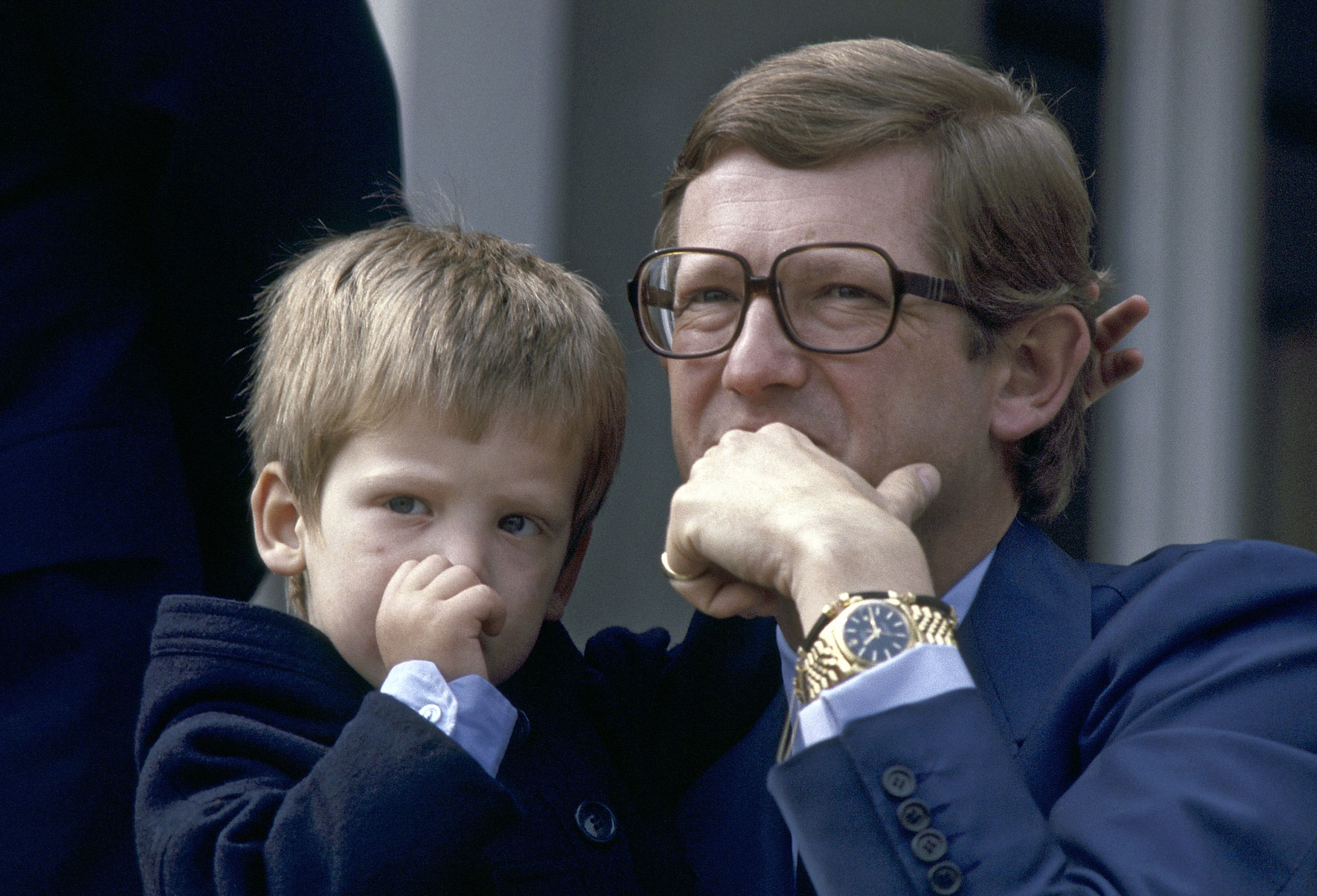 Vader en zoon op het bordes van Paleis Soestdijk tijdens de viering van Koninginnedag 1978.