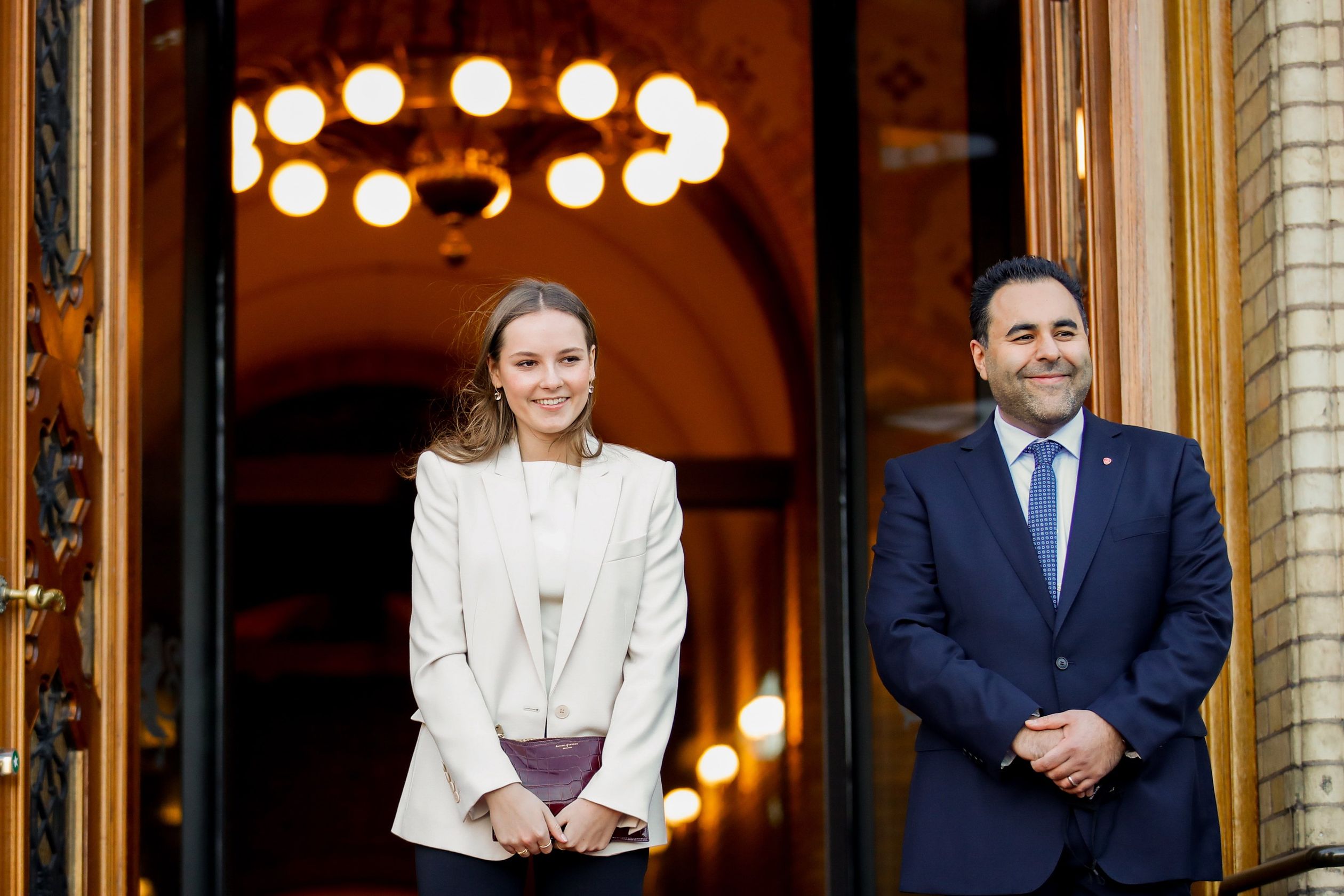 De toekomstige troonopvolgster wordt bij het parlementsgebouw verwelkomd door de Noorse parlementsvoorzitter Masud Gharahkhani.