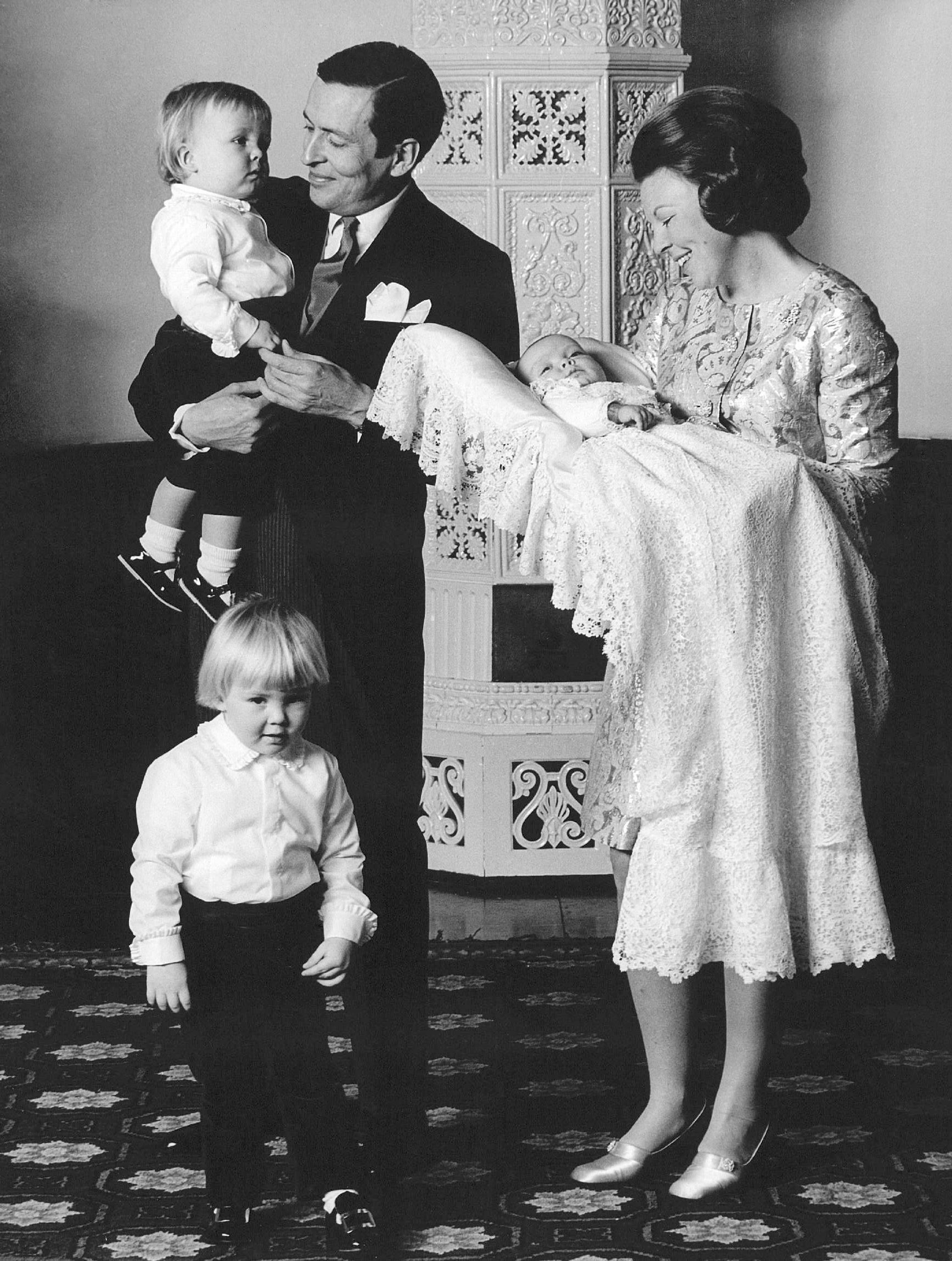 Het gezin van Beatrix en Claus is klaar voor de doop van prins Constantijn.