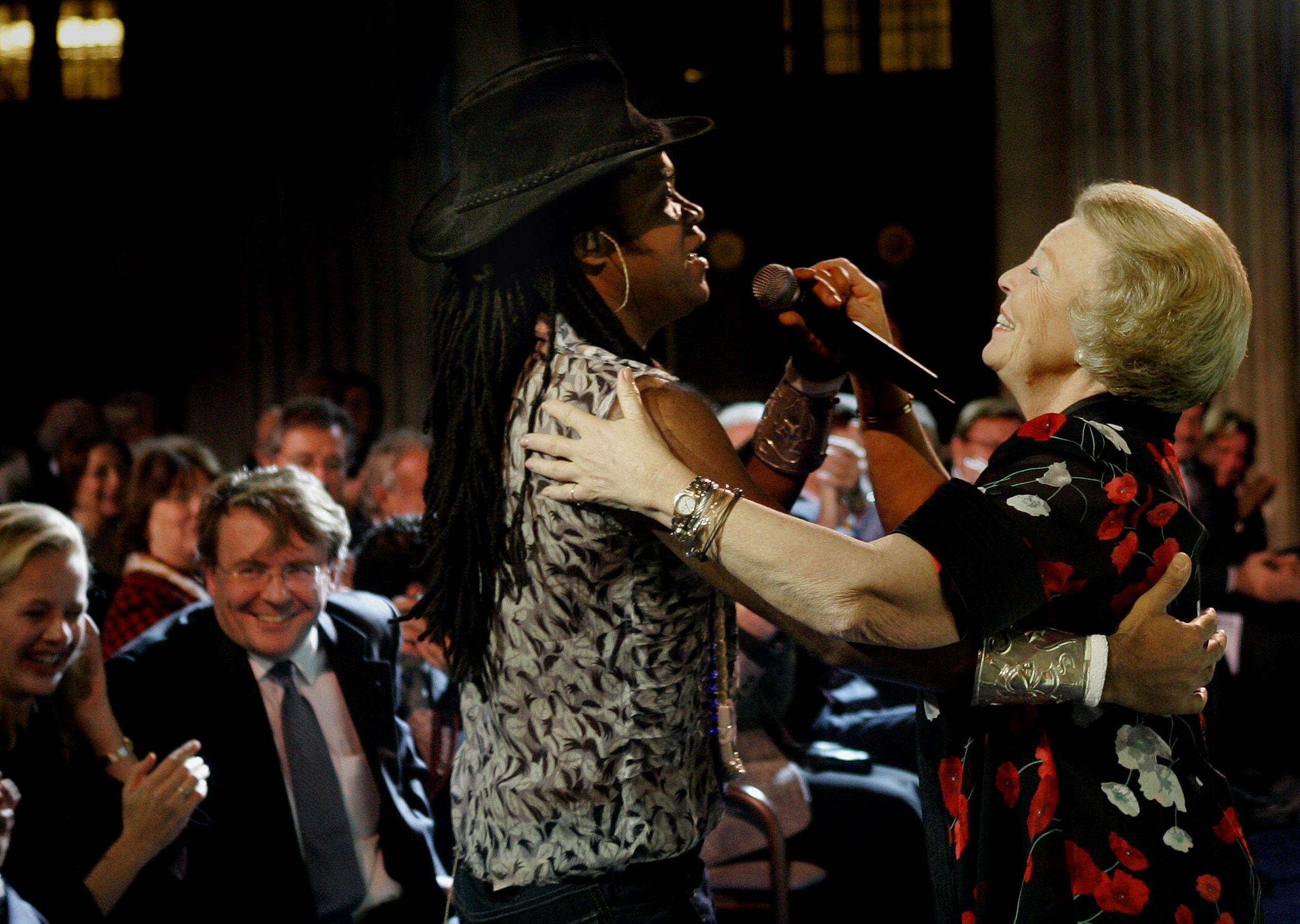 Beatrix maakt een dansje met zanger Carlinhos Brown, tijdens de uitreiking van de Prins Claus prijs
