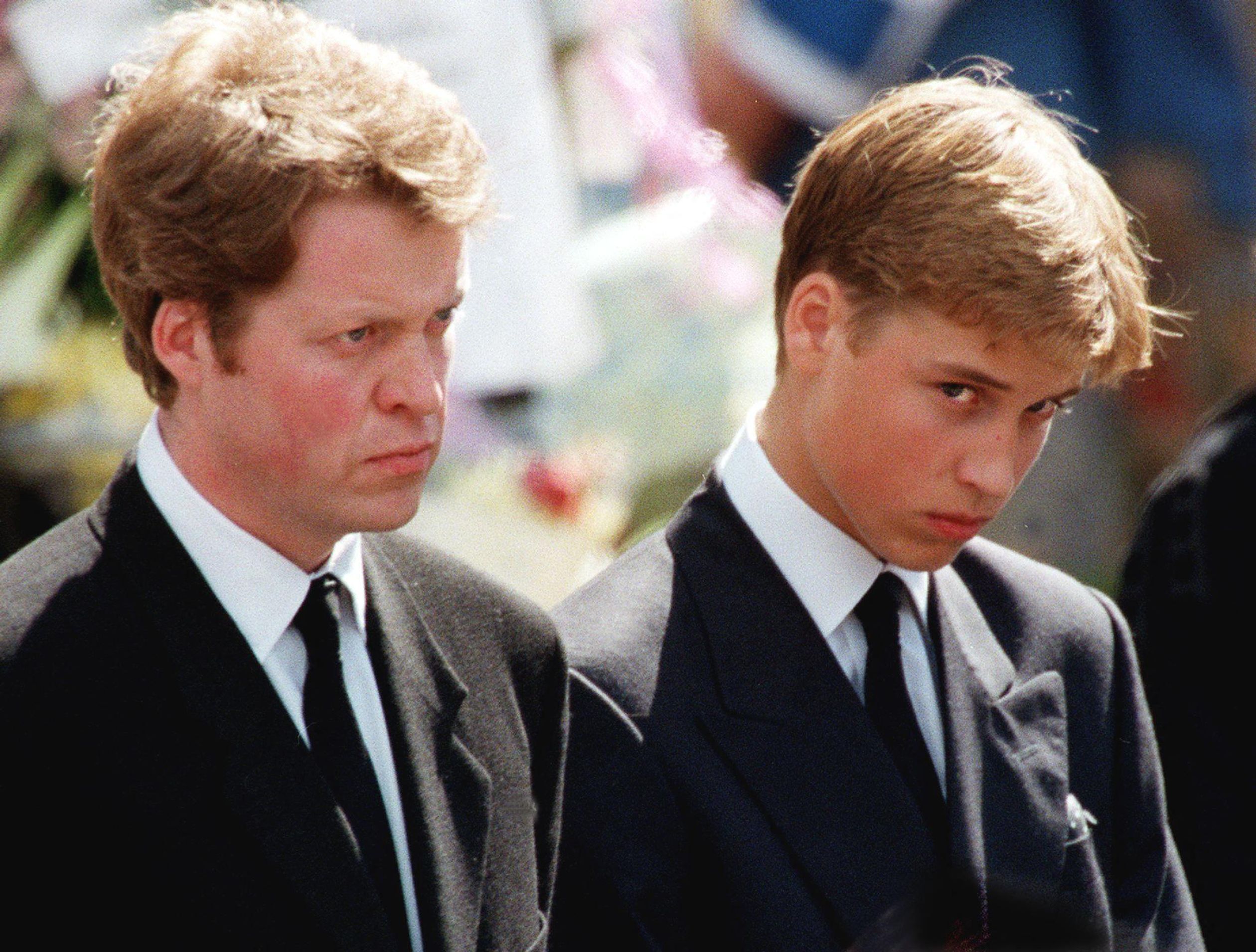 Een iconische foto van William bij de begrafenis van prinses Diana in 1997. Naast hem loopt Diana's