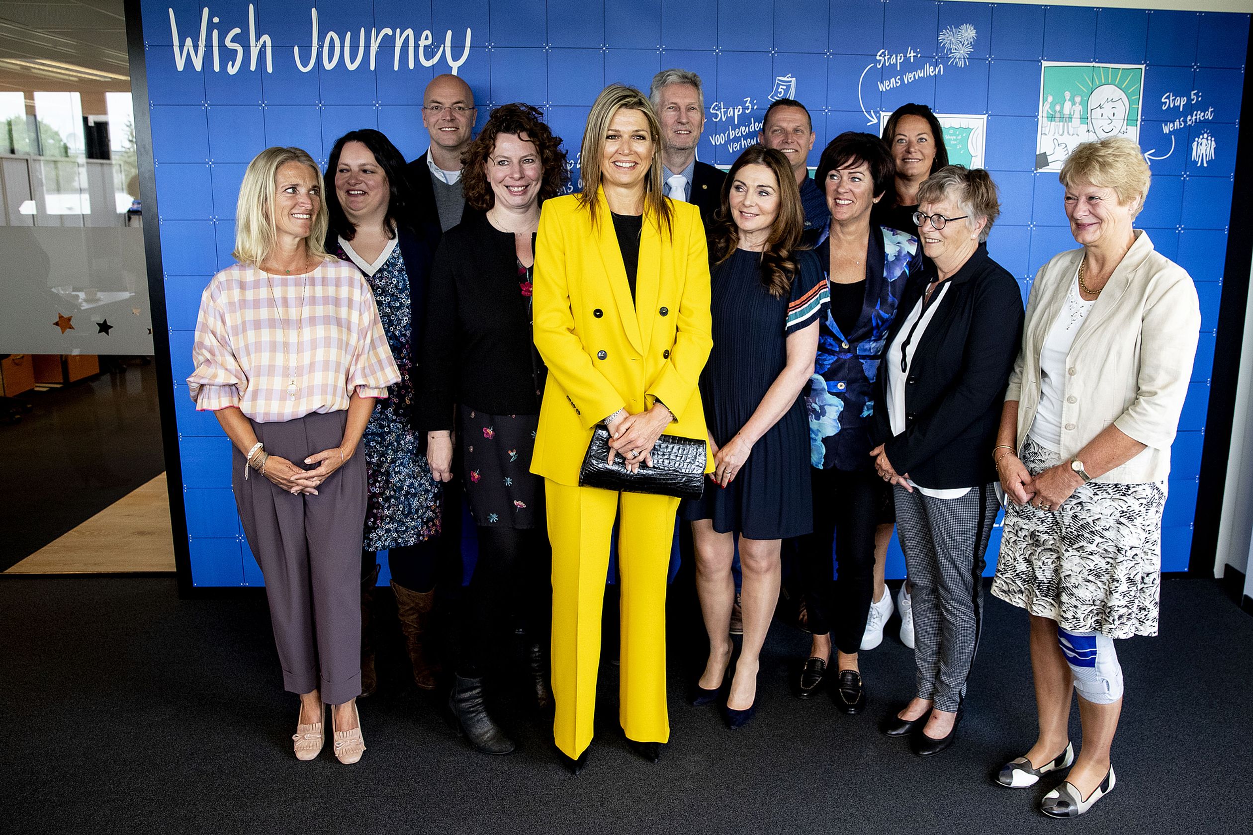 Bij haar bezoek aan de Make-A-Wish Foundation in in 2019 droeg de koningin dit gele broekpak van