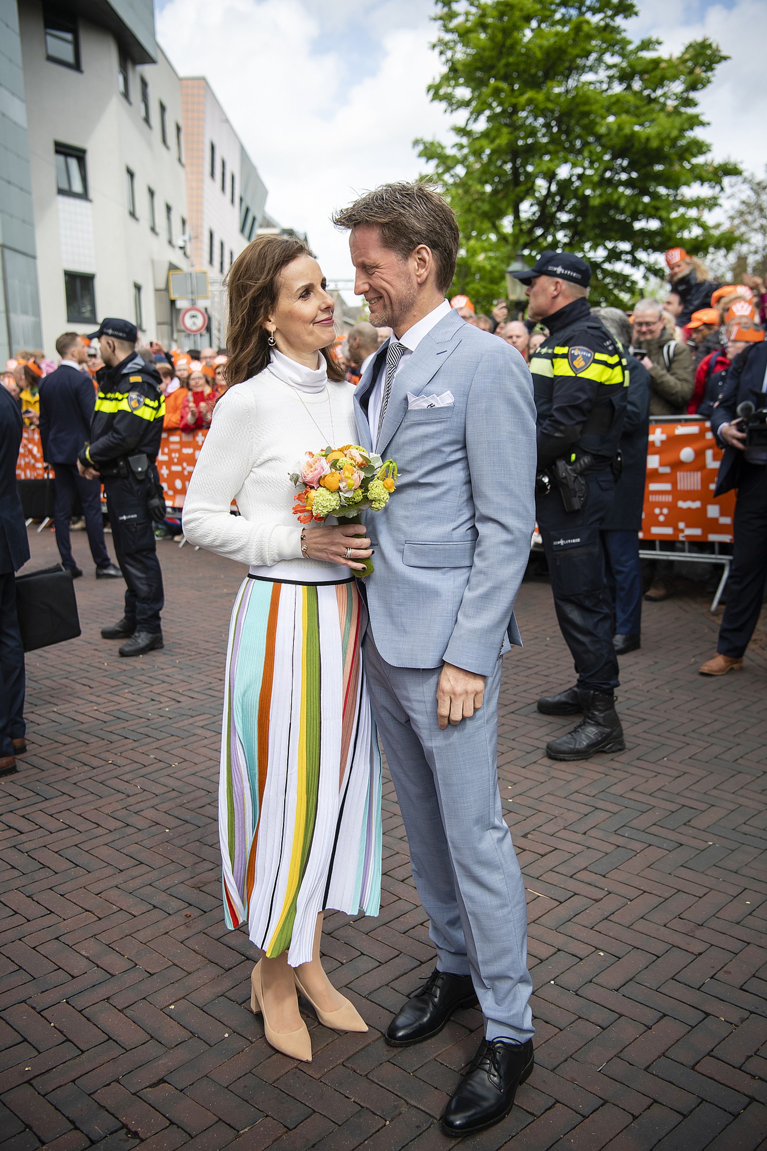 Prins Pieter-Christiaan en zijn echtgenote Anita hebben op Koningsdag in Amersfoort ook oog voor