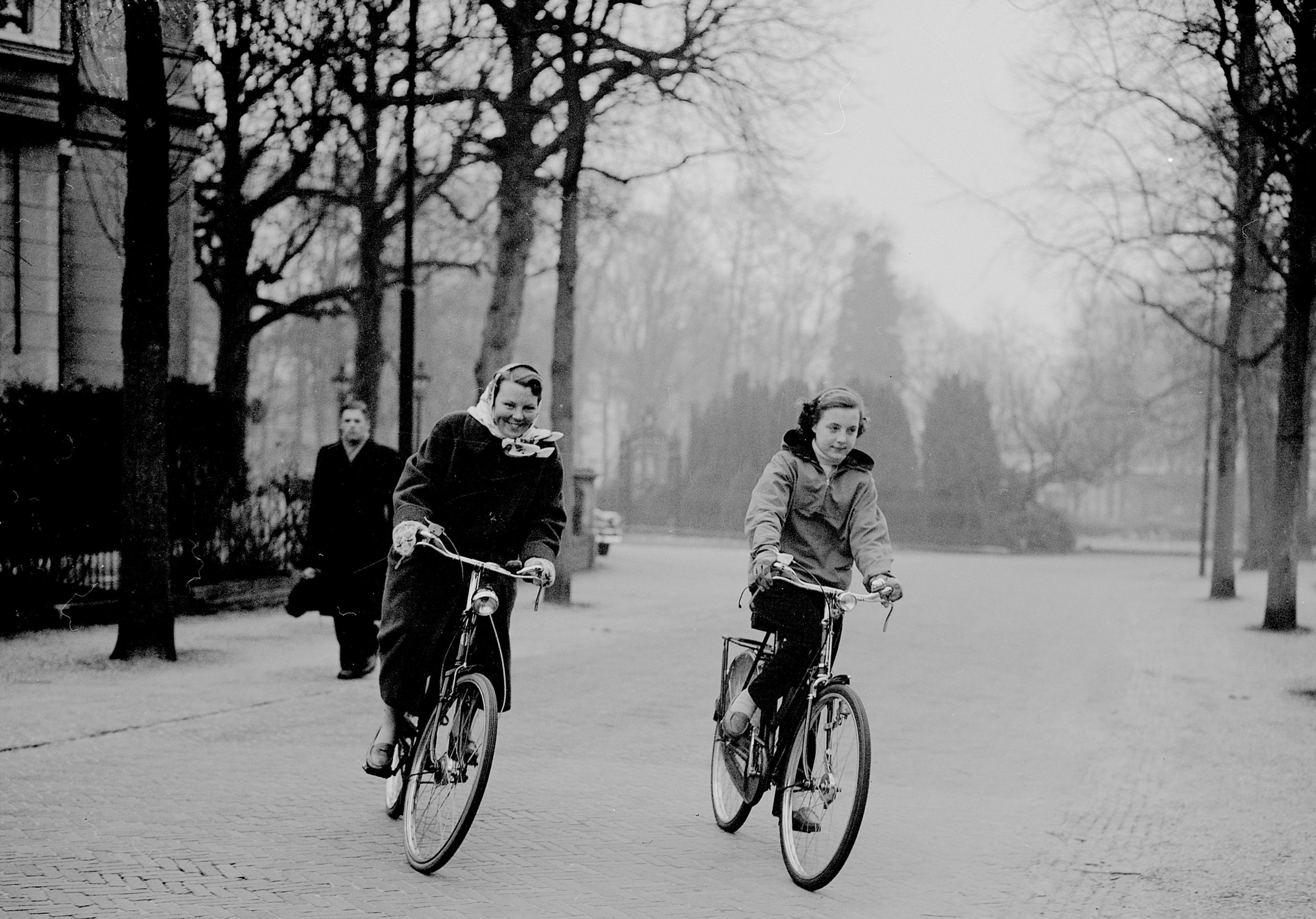 Beatrix en Margriet onderweg naar school in 1956.
