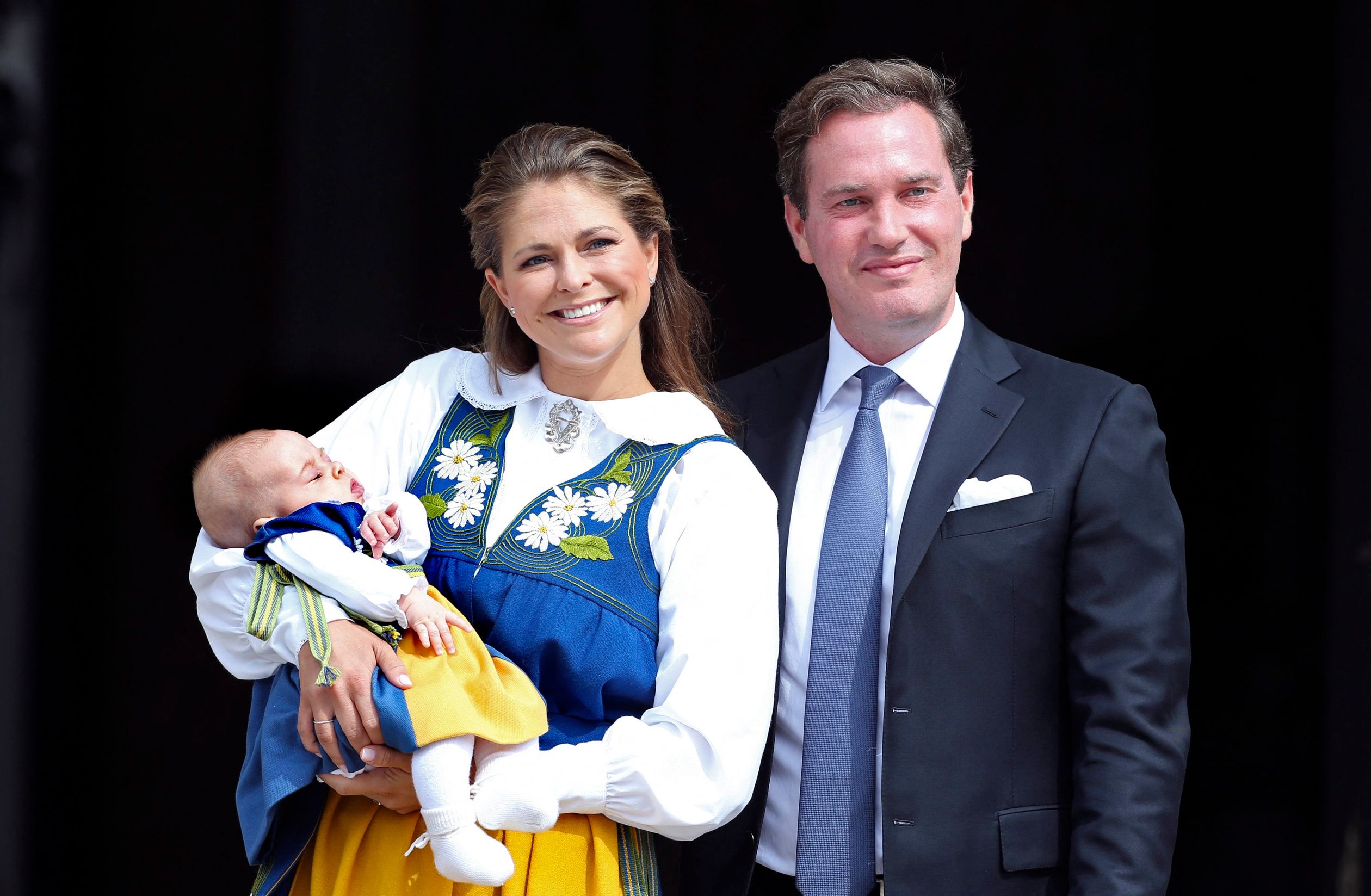 Prinses Madeleine en haar pasgeboren dochtertje Leonore in de Zweedse klederdracht, 6 juni 2014.