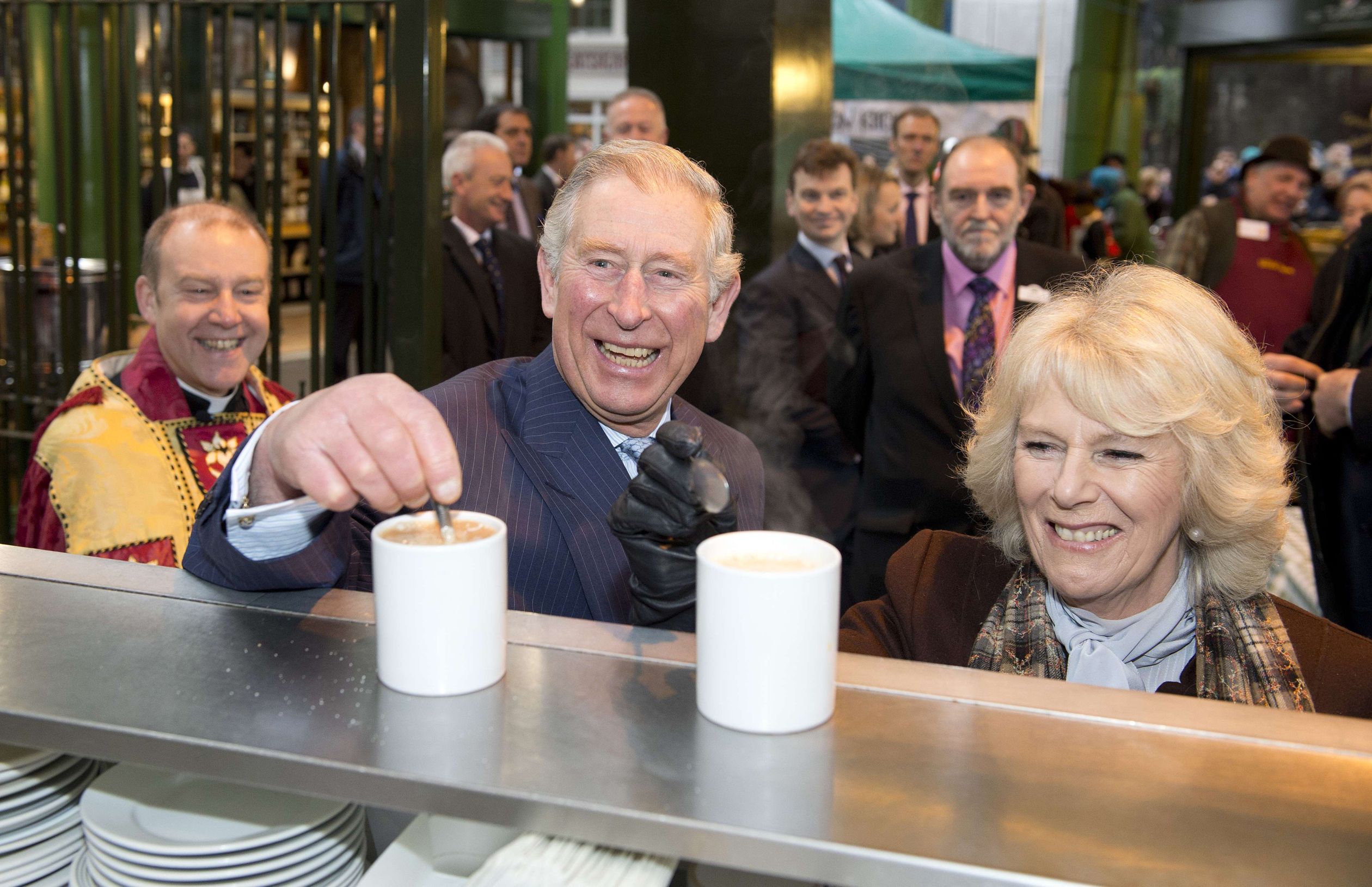 Charles en Camilla bezoeken de Borough Market in Londen en genieten van een kopje thee.