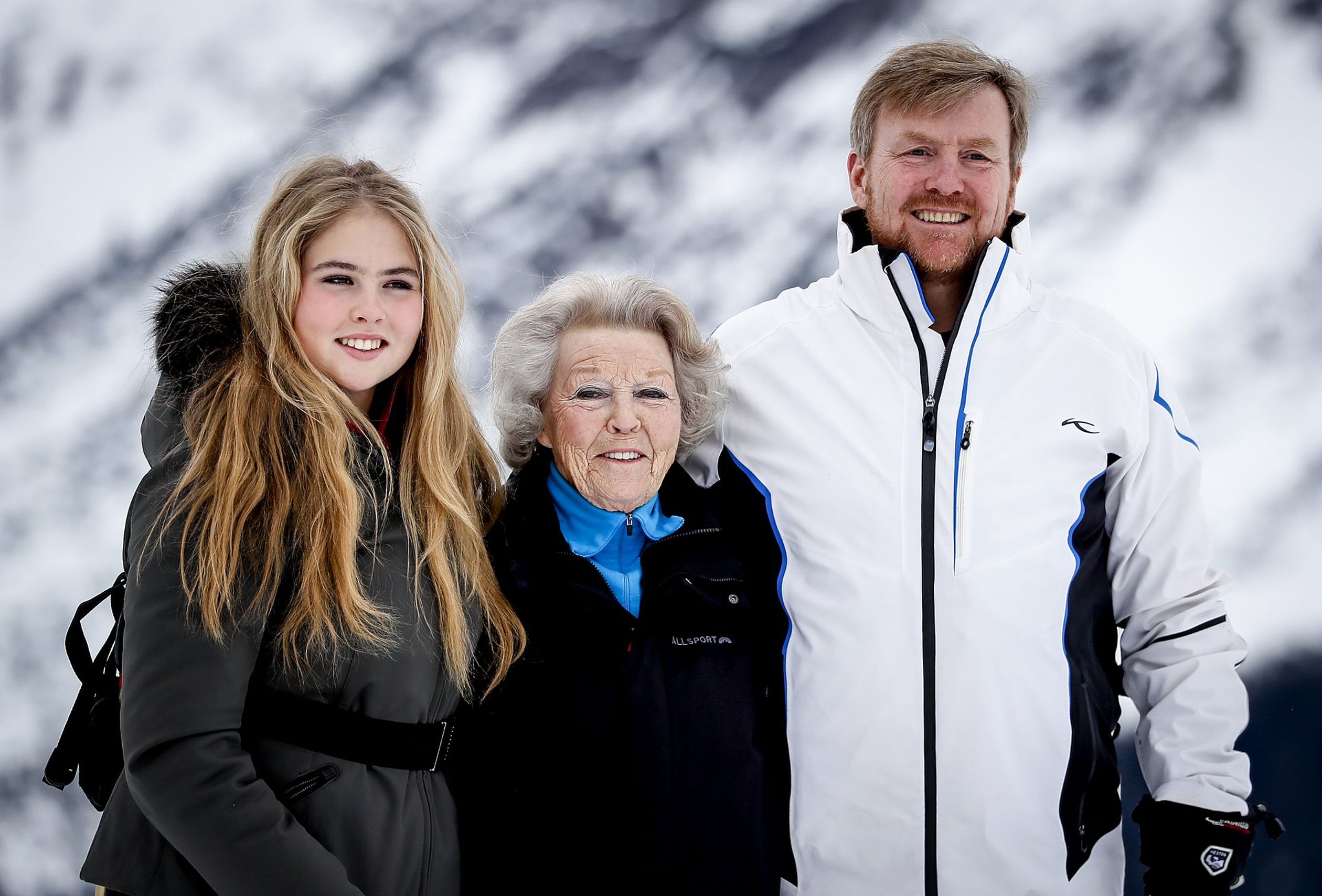 De drie generaties royals poseren in Lech.