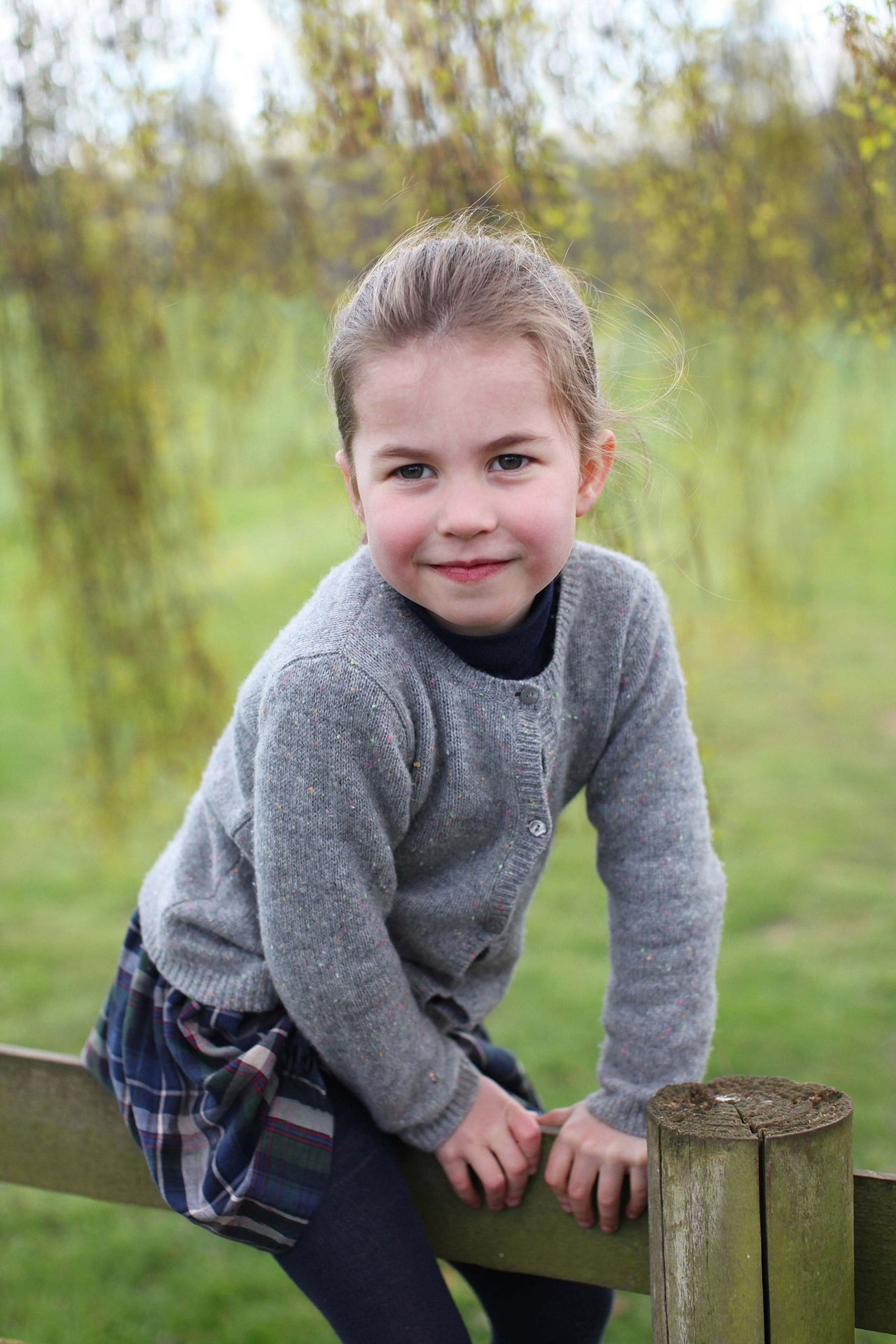 Wat een schatje! Prinses Charlotte in 2019 met een grijs vestje.