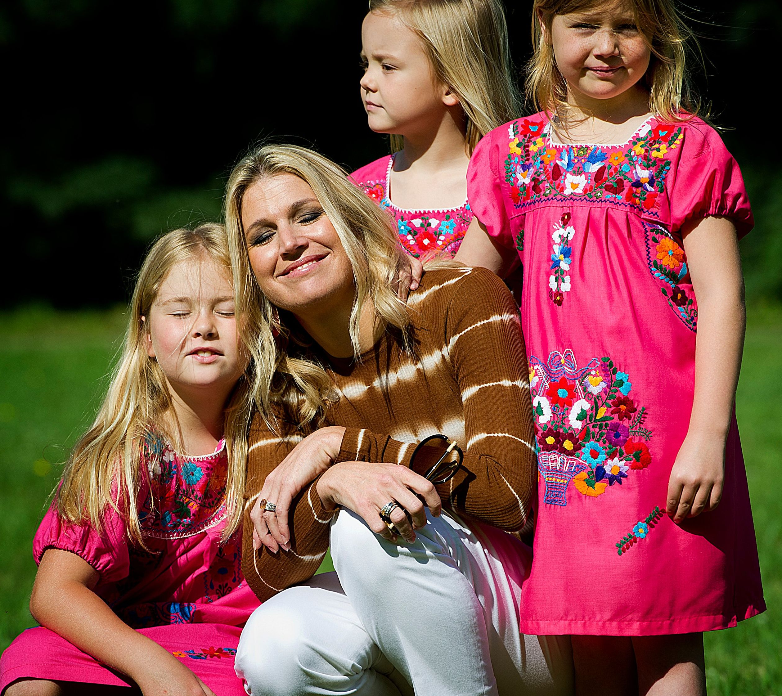 7 juli 2012: De koningin met haar dochters tijdens de jaarlijkse koninklijke fotosessie bij hun