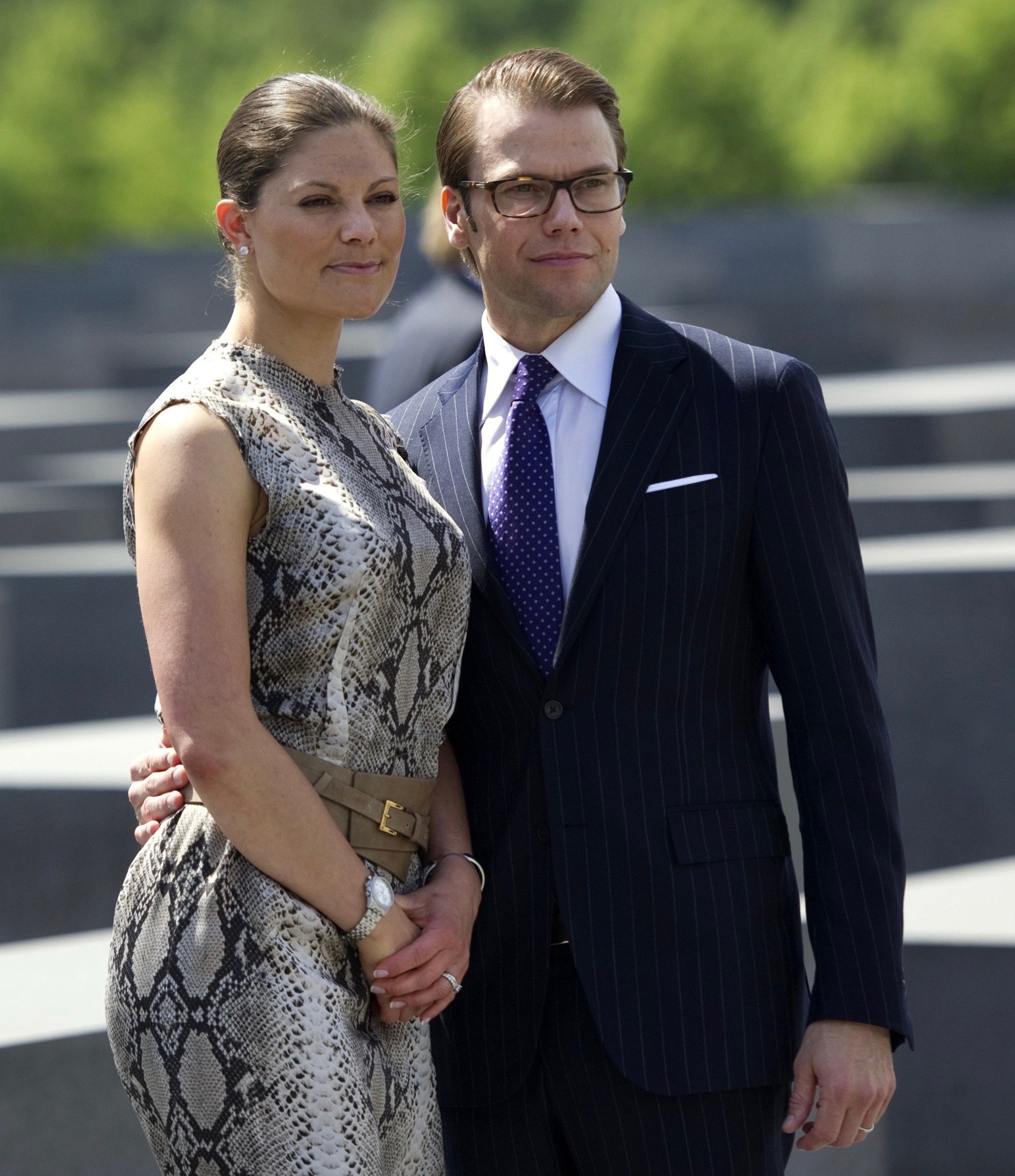 De Zweedse kroonprinses Victoria draagt in 2011 een jurk met slangenprint tijdens een bezoek aan