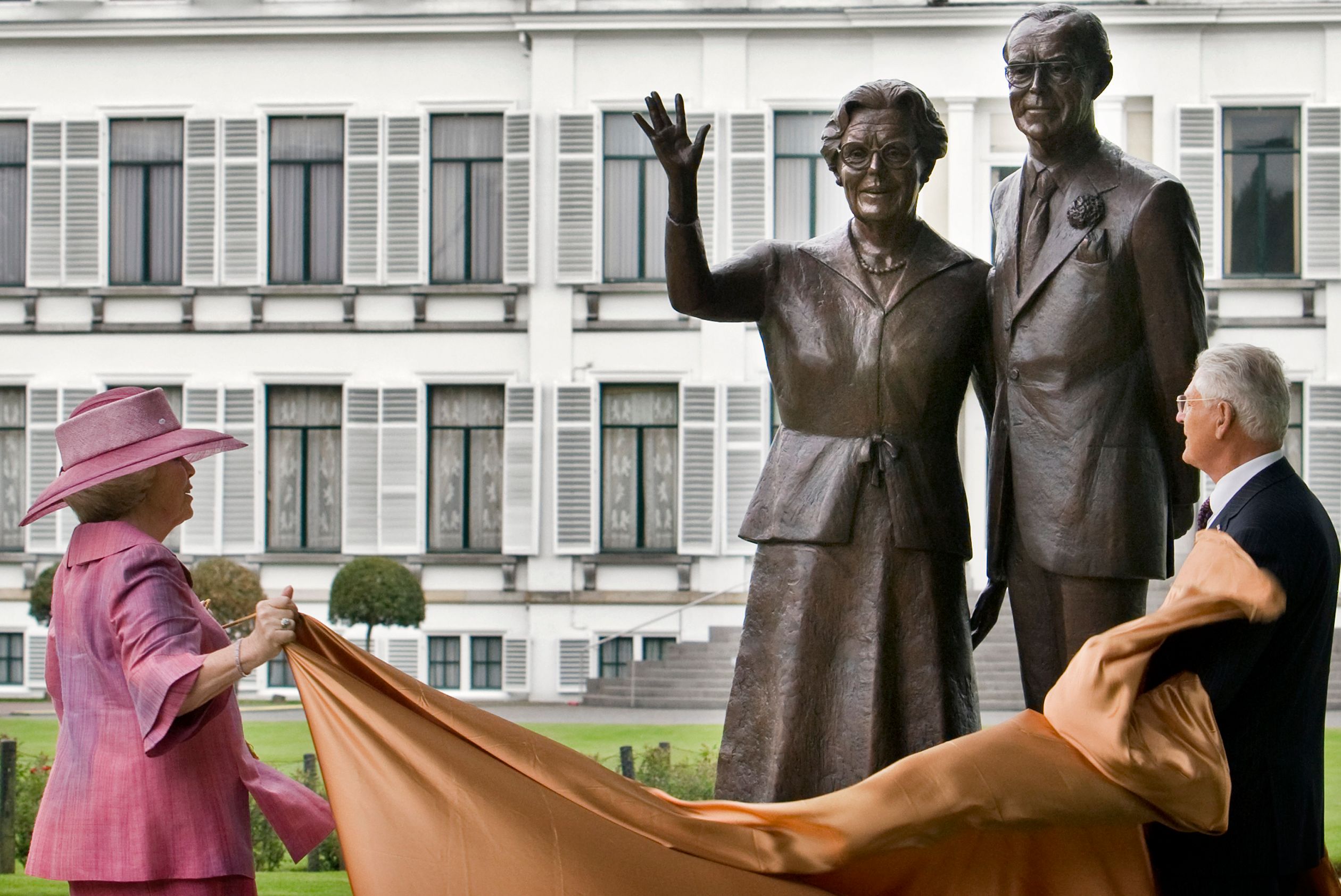 In mei 2009 onthult koningin Beatrix in de tuin van Paleis Soestdijk de beelden van haar ouders