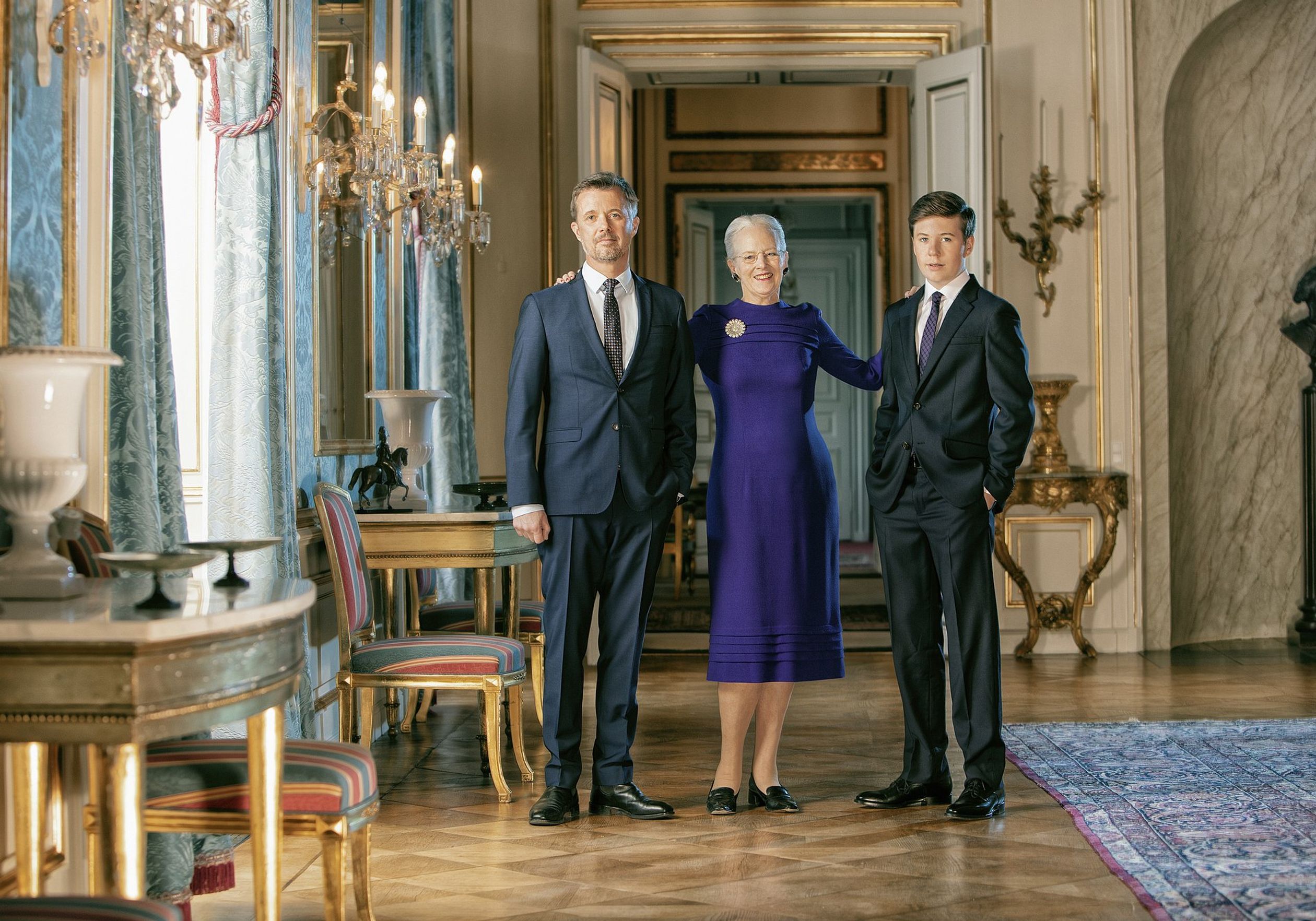 Officieel generatieportret ter ere van de 80e verjaardag van koningin Margrethe van Denemarken,
