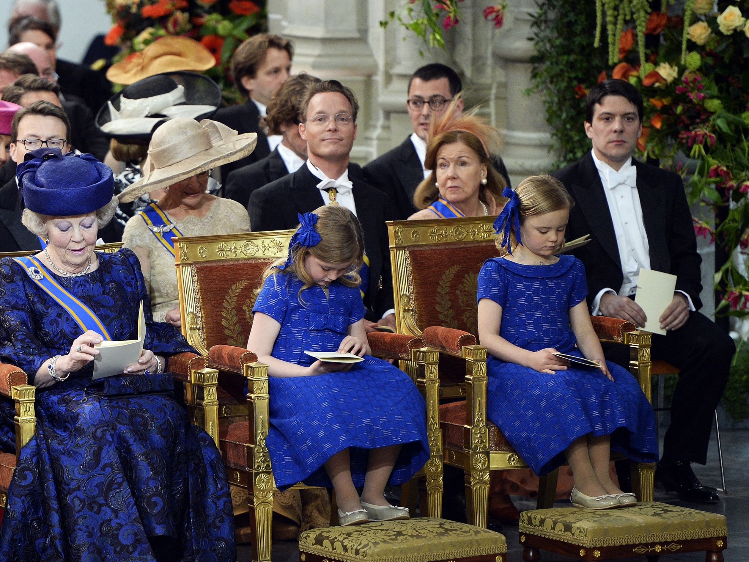 Nicolás zit achter zijn moeder en broer in De Nieuwe Kerk bij de inhuldiging van koning Willem-Alexander, 30 april 2013.