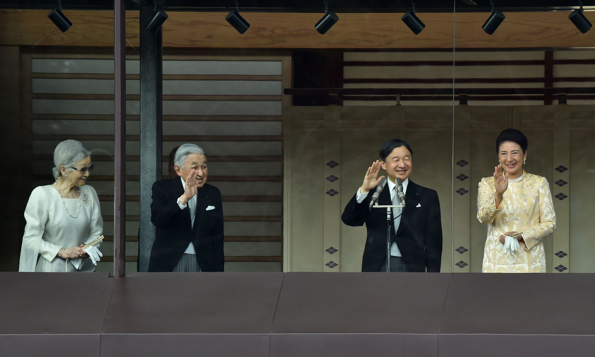 Keizer Naruhito en zijn vrouw keizerin Masako, met hun ouders: voormalig keizer Akihito en zijn