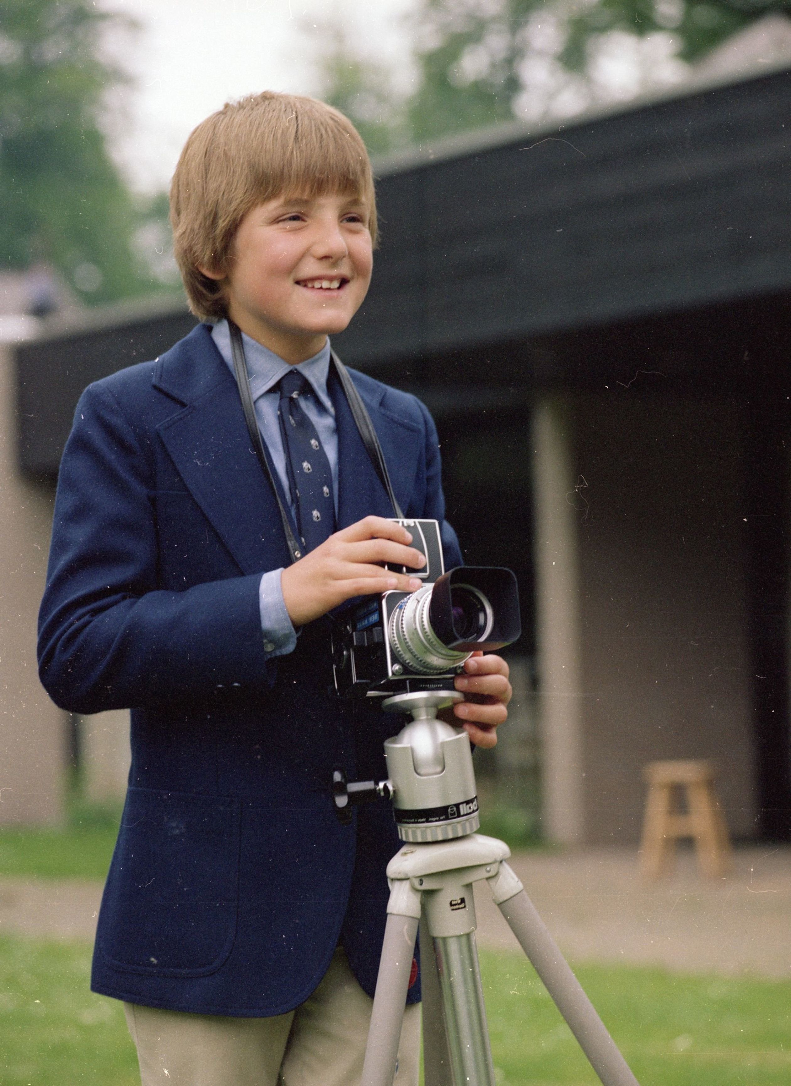 Niet voor maar achter de fotocamera. Prins Maurits in de tuin van Huis Het Loo, 1979. (Foto: Max