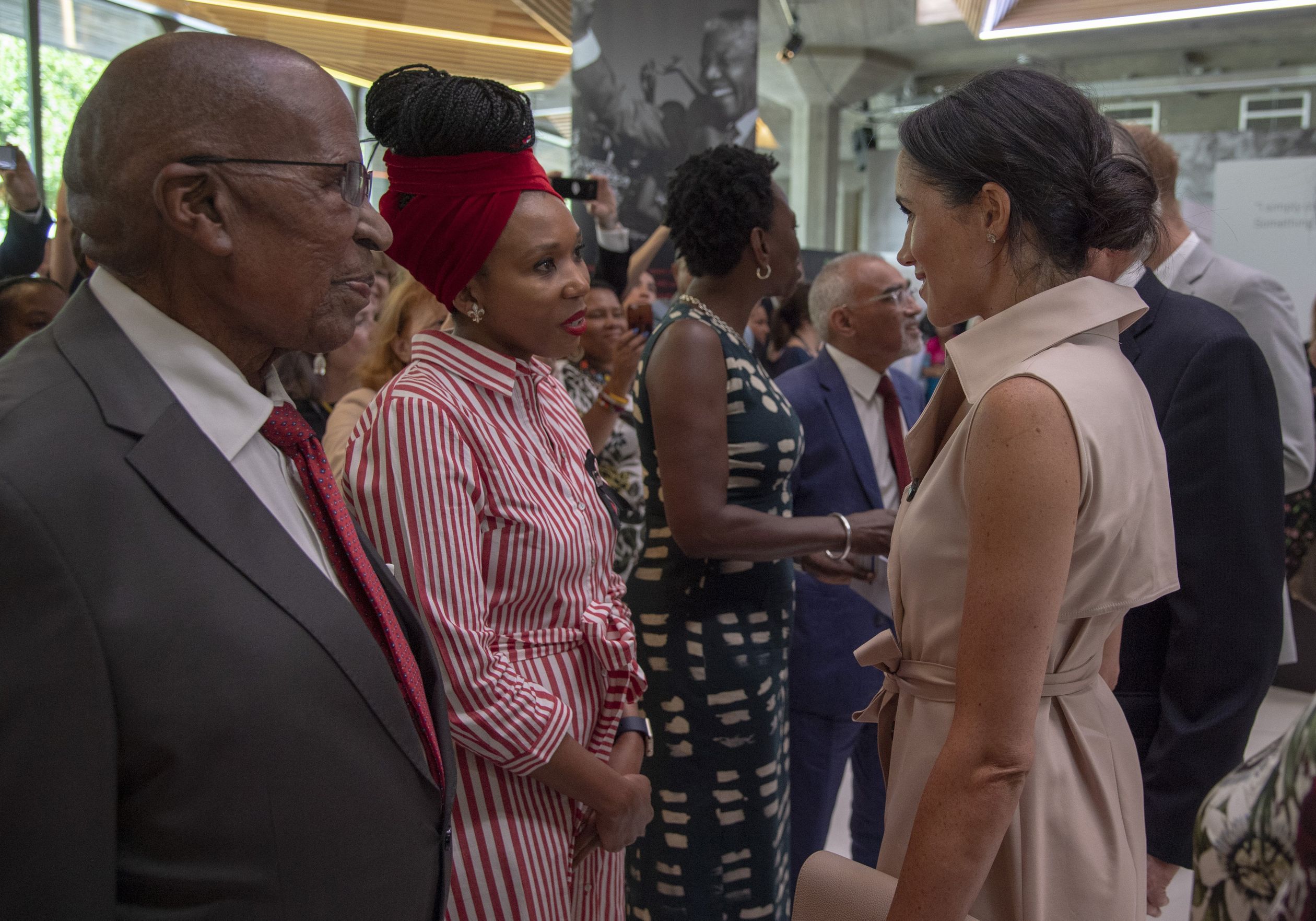 Meghan in gesprek met Zamaswazi Dlamini-Mandela, de kleindochter van Nelson Mandela.