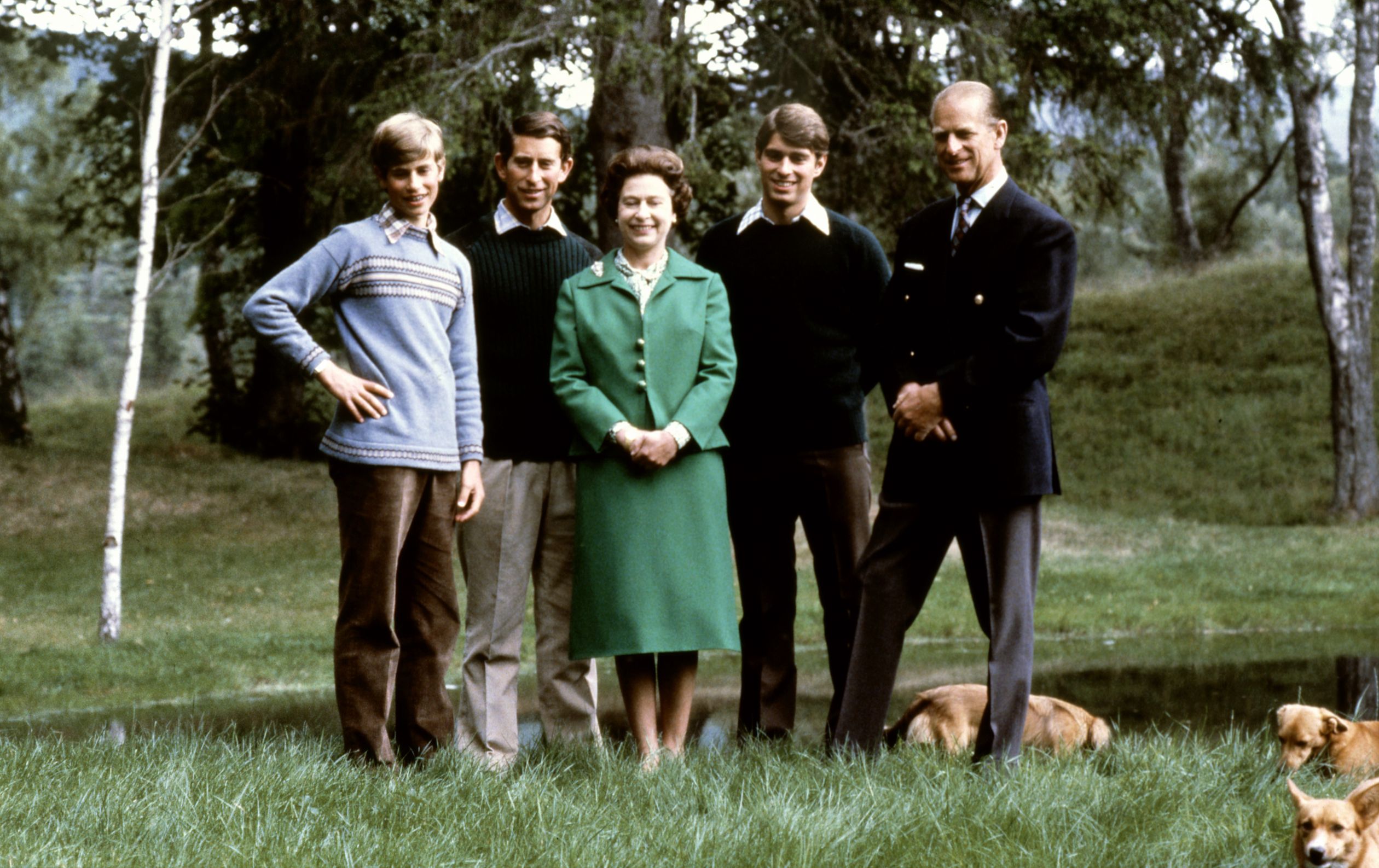 Koningin Elizabeth en prins Philip met drie van hun kinderen, 1979. Links staat 15-jarige prins