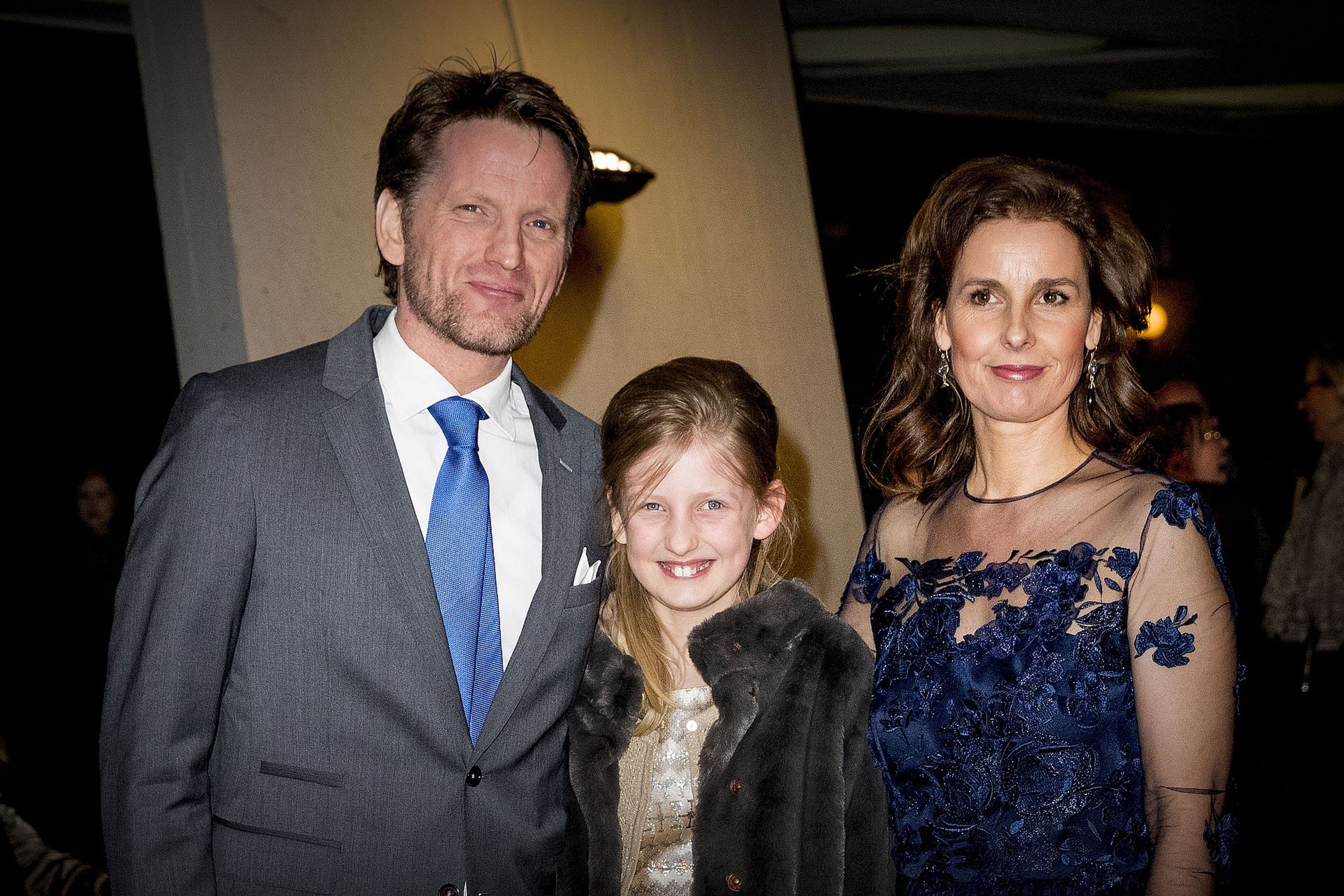Pieter-Christiaan, Anita en dochter Emma van Vollenhoven arriveren bij Theater Orpheus waar een