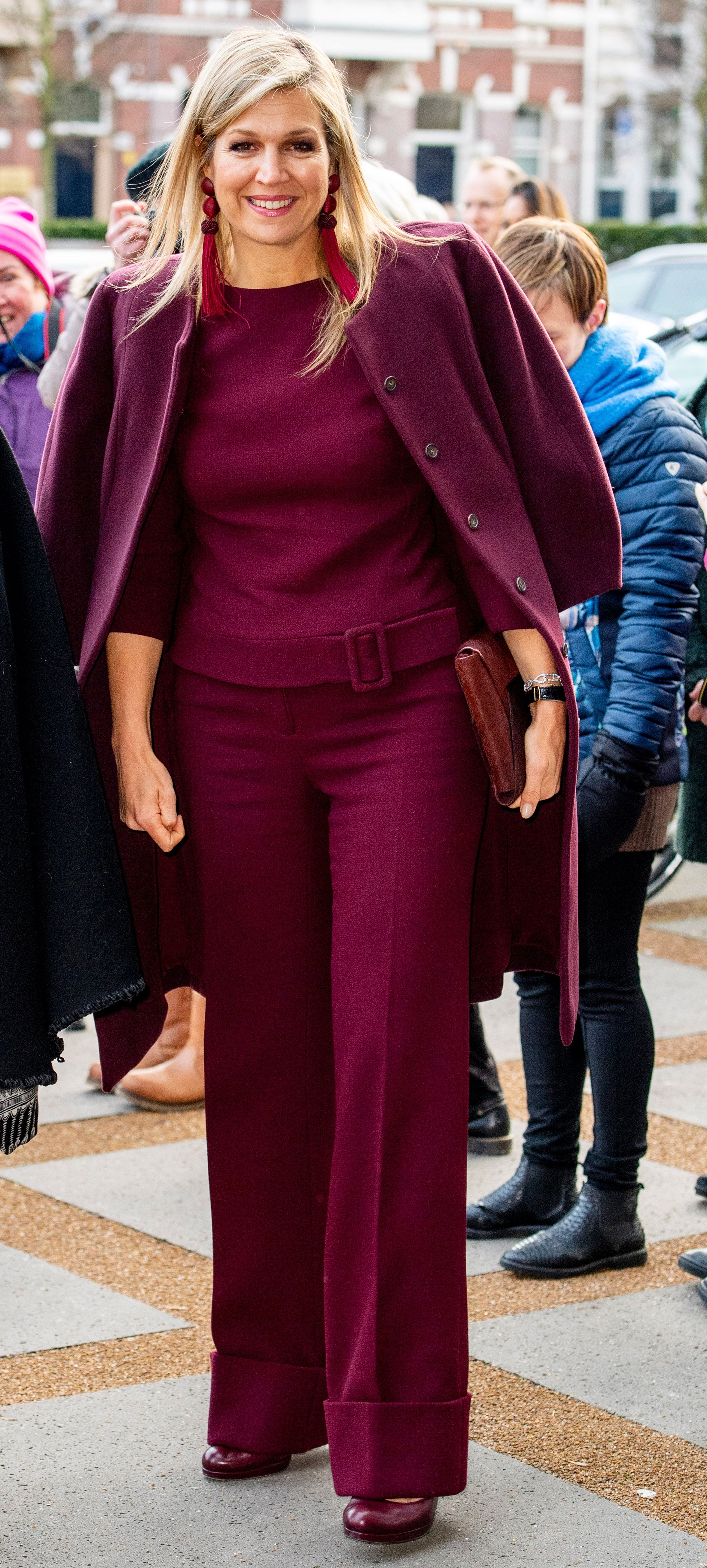 Op dinsdag 29 januari trekt Máxima een nieuwe outfit uit haar kledingkast: een auberginekleurig