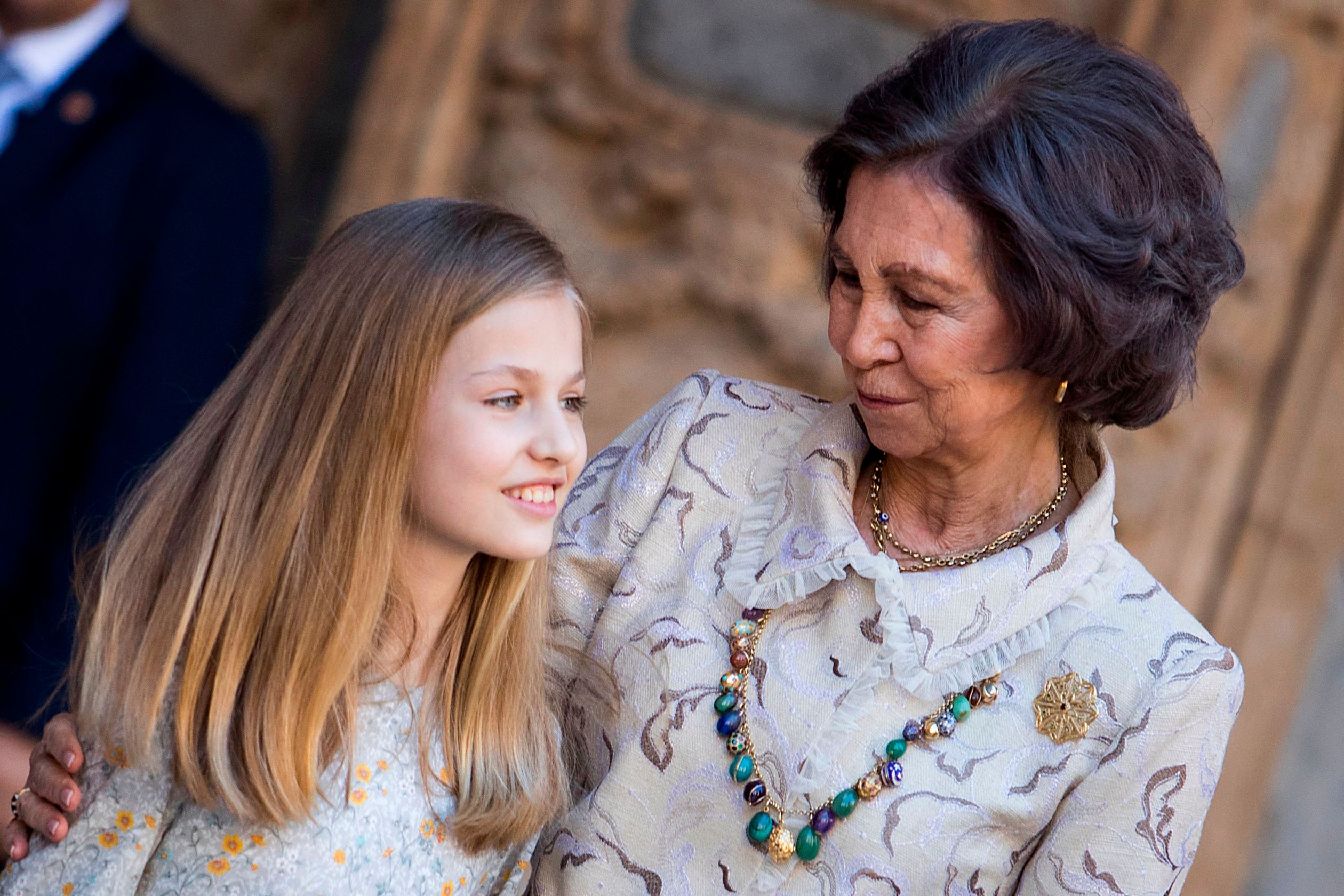 Prinses Leonor en haar oma, voormalig koningin Sofia, na het bijwonen van de traditionele paasmis op