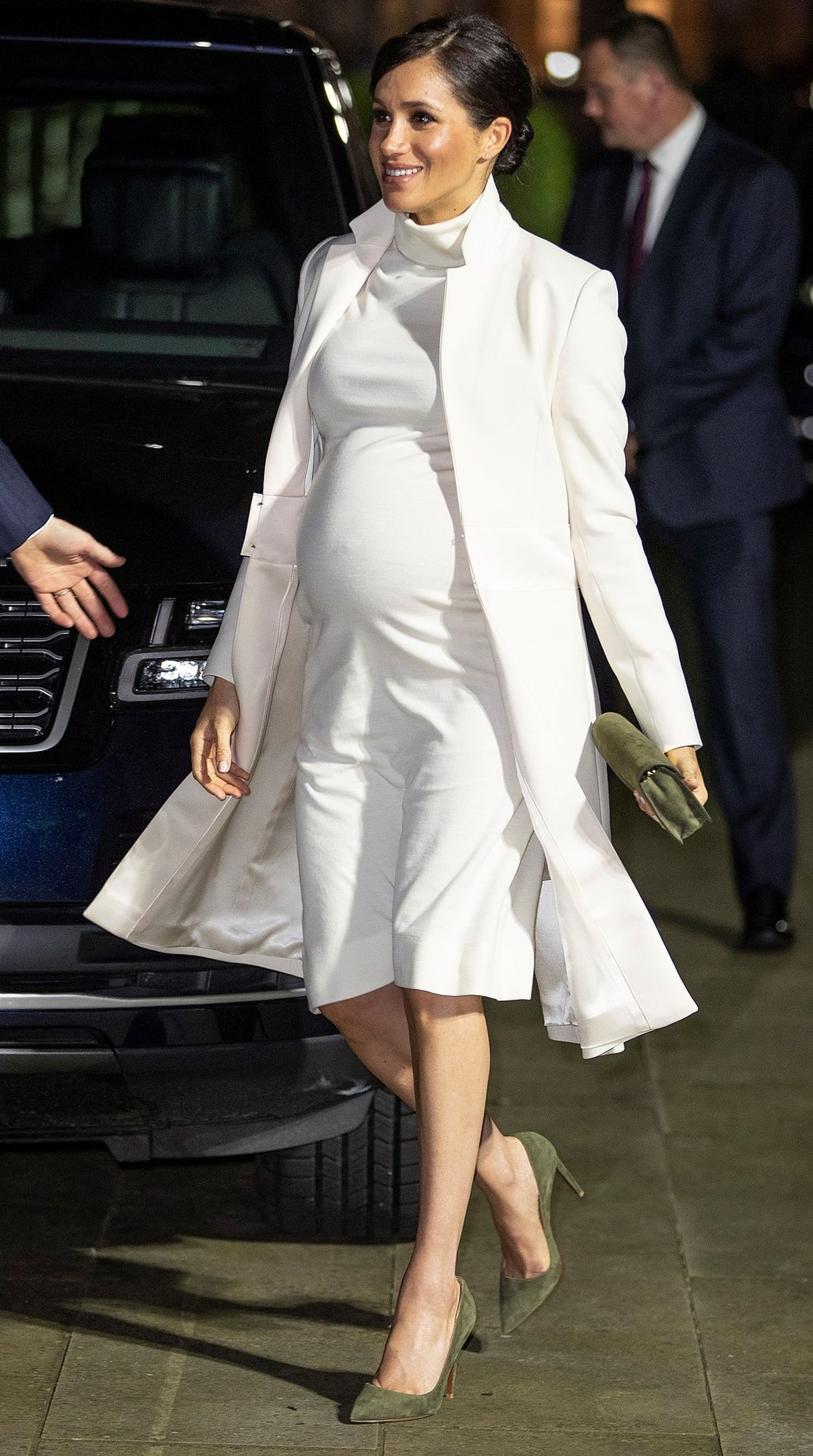 Op 12 februari straalt Meghan in een witte zwangerschapsjurk bij een bezoek aan het Nationaal