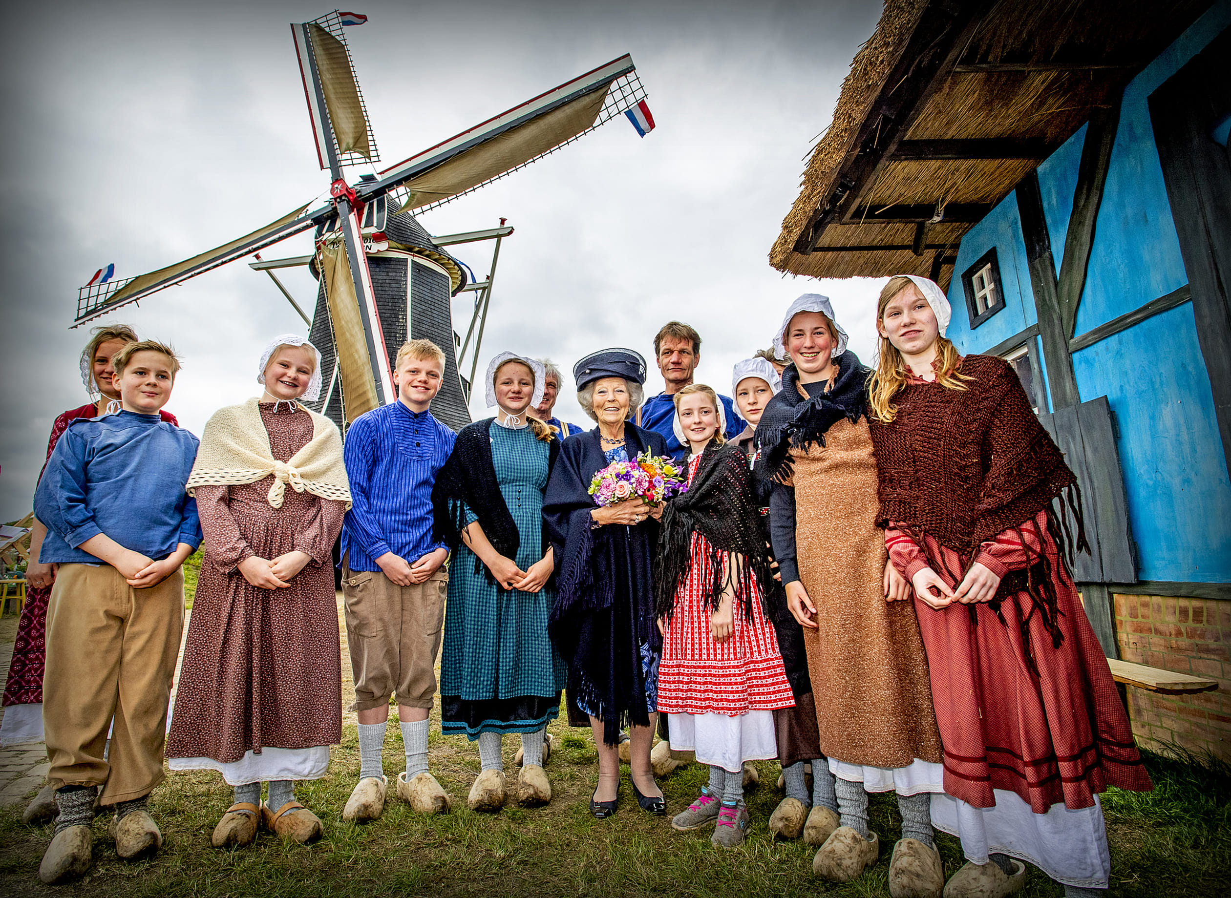 Beatrix neemt een reis terug in de tijd bij een bezoek aan het tweehonderdjarig bestaan van de molen