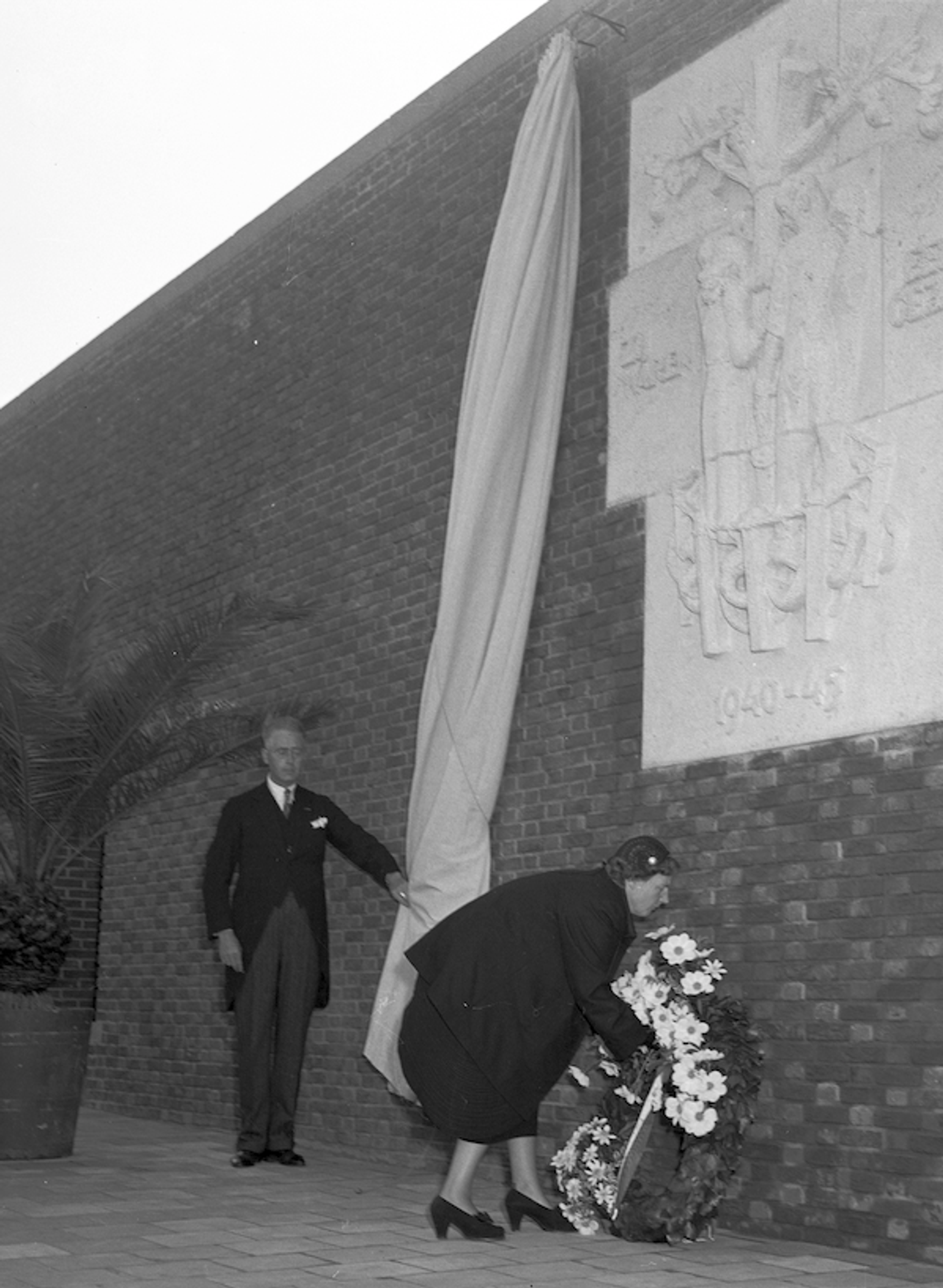 Koningin Juliana legt een krans bij het net onthulde monument ter ere van de 763 gevallen