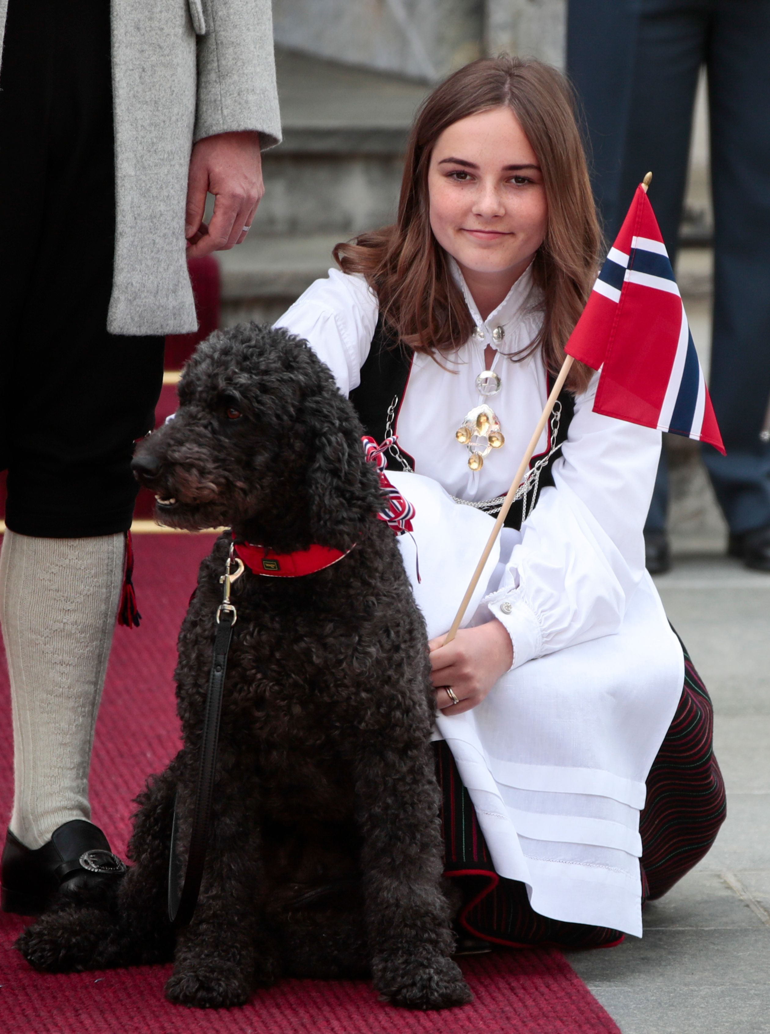 Ook het kroonprinselijk gezin van Noorwegen is dol op honden. Op de Noorse nationale feestdag, 17