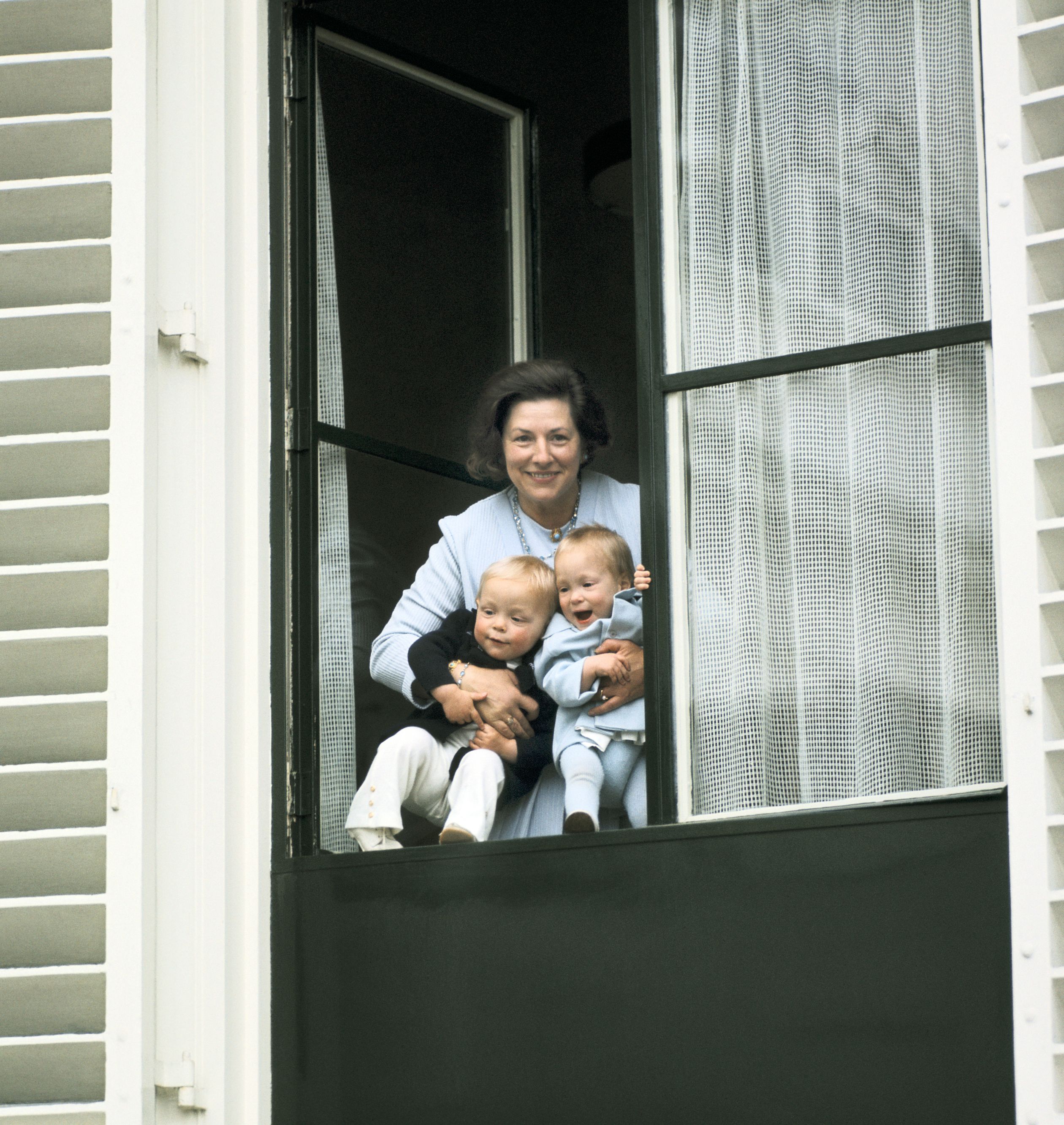 Jaime en Margarita kijken samen uit het raam naar de pers tijdens Koninginnedag (1974).