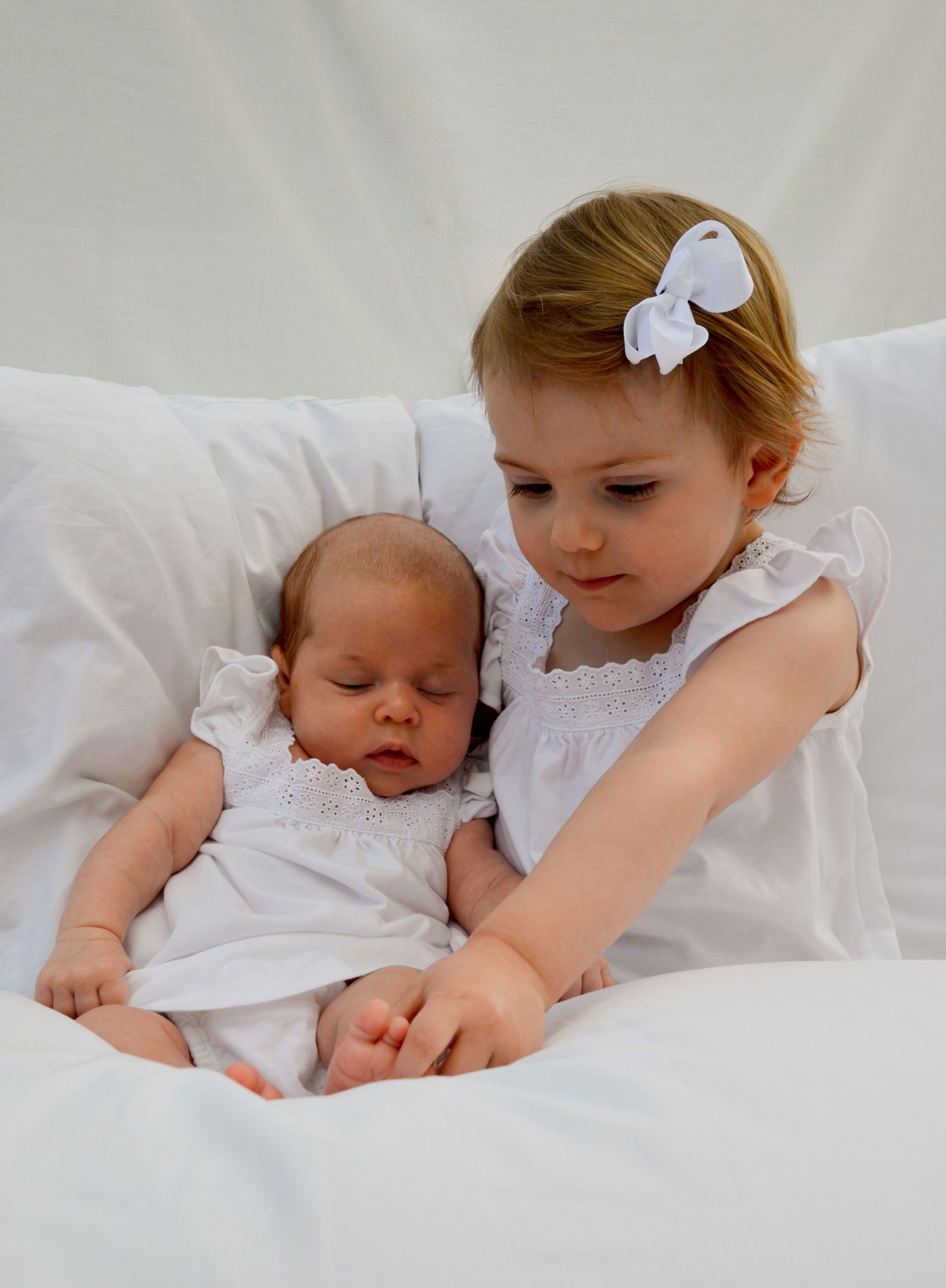 Prinses Estelle met haar pasgeboren nichtje Leonore, 2014.