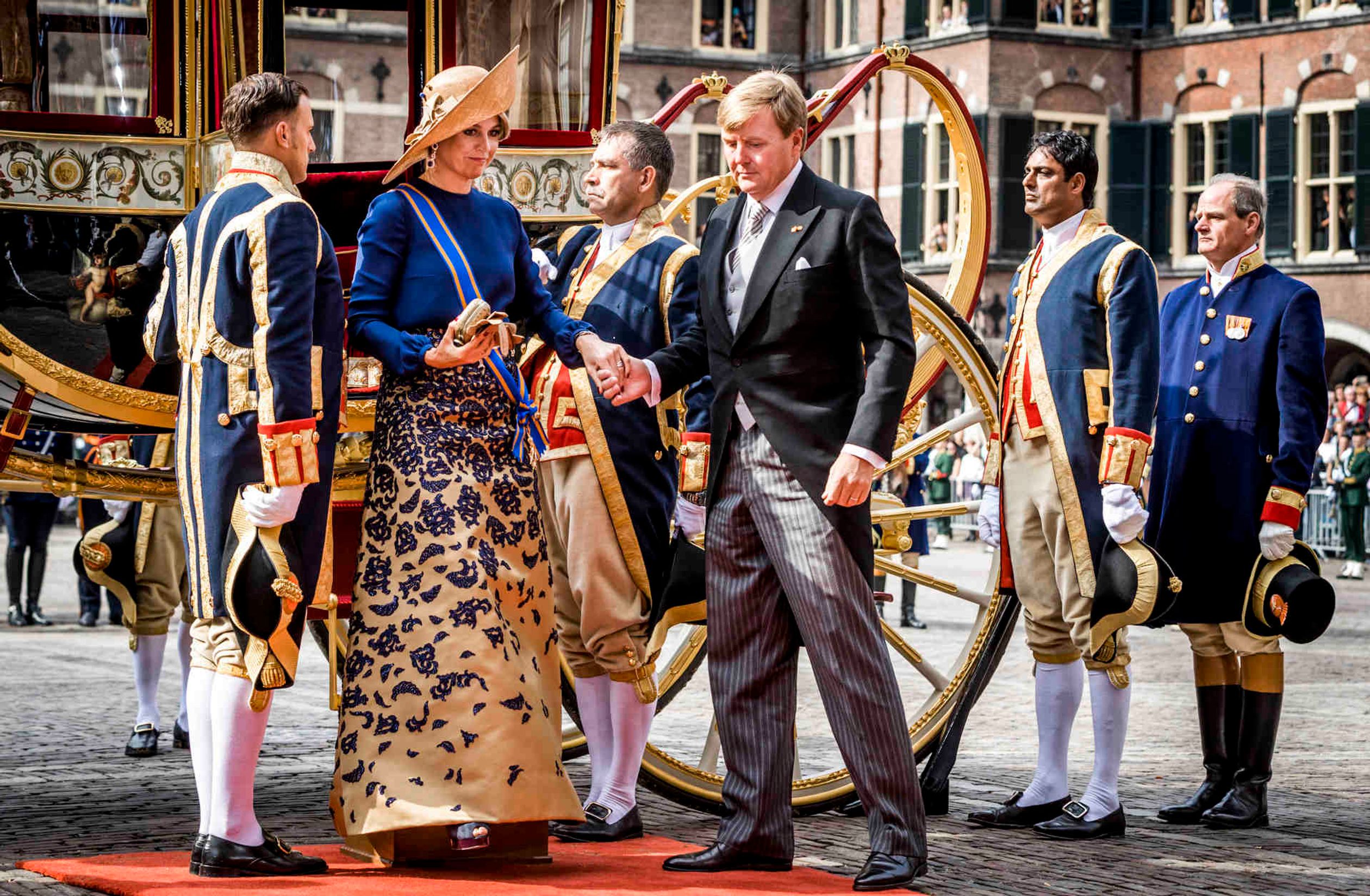 Prinsjesdag: Koninklijke familie arriveert bij Ridderzaal