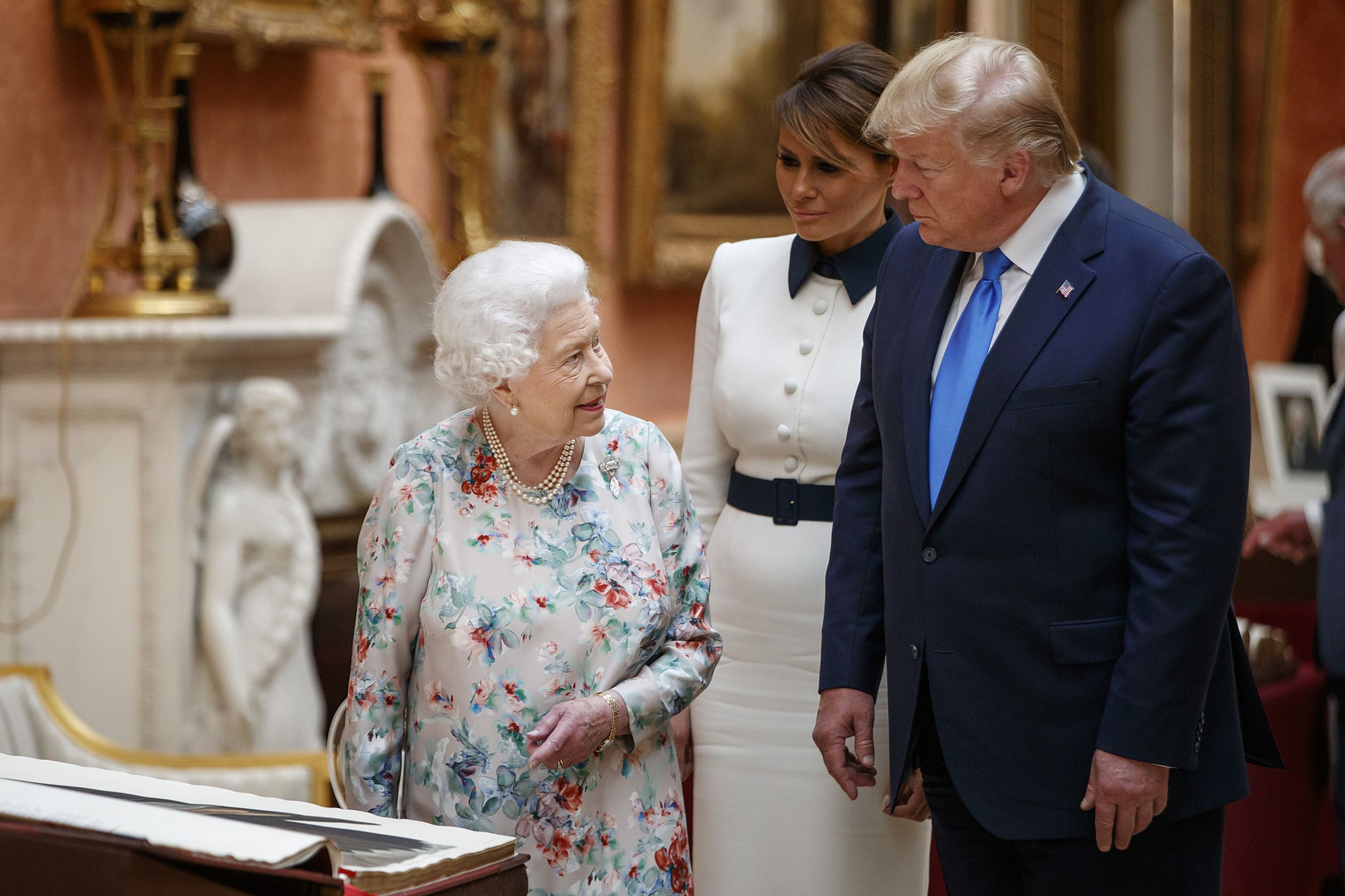 De Queen geeft Trump een rondleiding door Buckingham Palace.