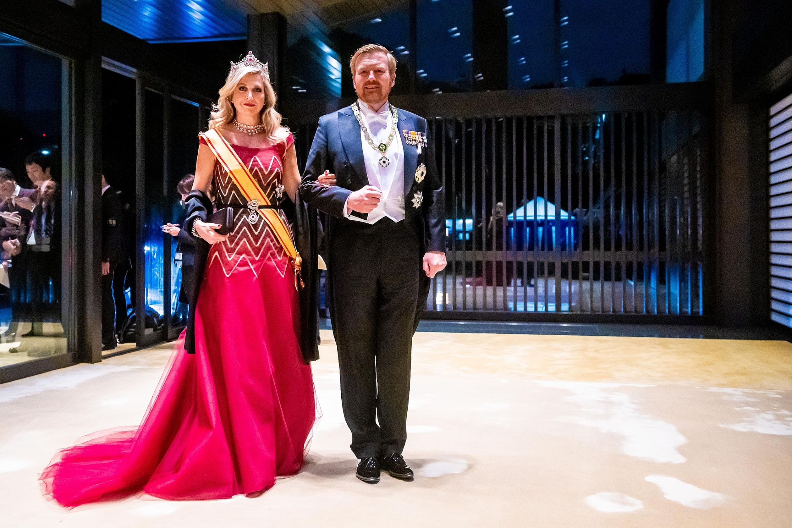 Koning Willem-Alexander en koningin Máxima bij aankomst voor het galadiner voor de inhuldiging van