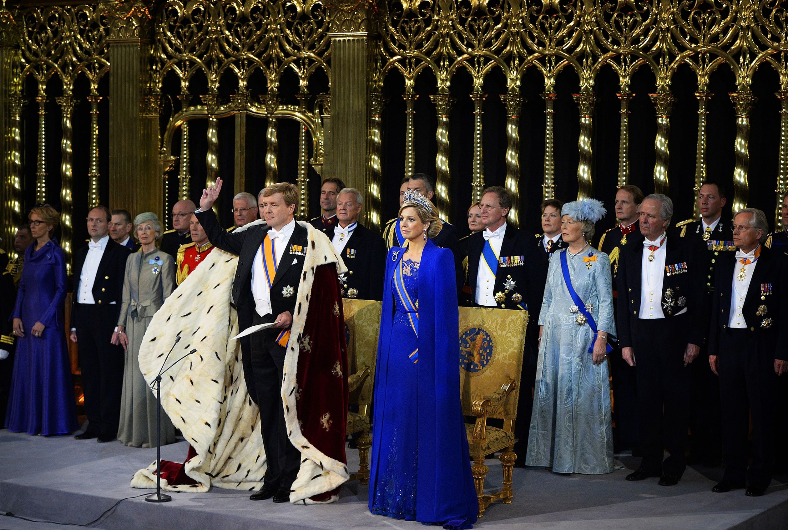 Ook tijdens de eed van Willem-Alexander bleef de mantel keurig op zijn plek.