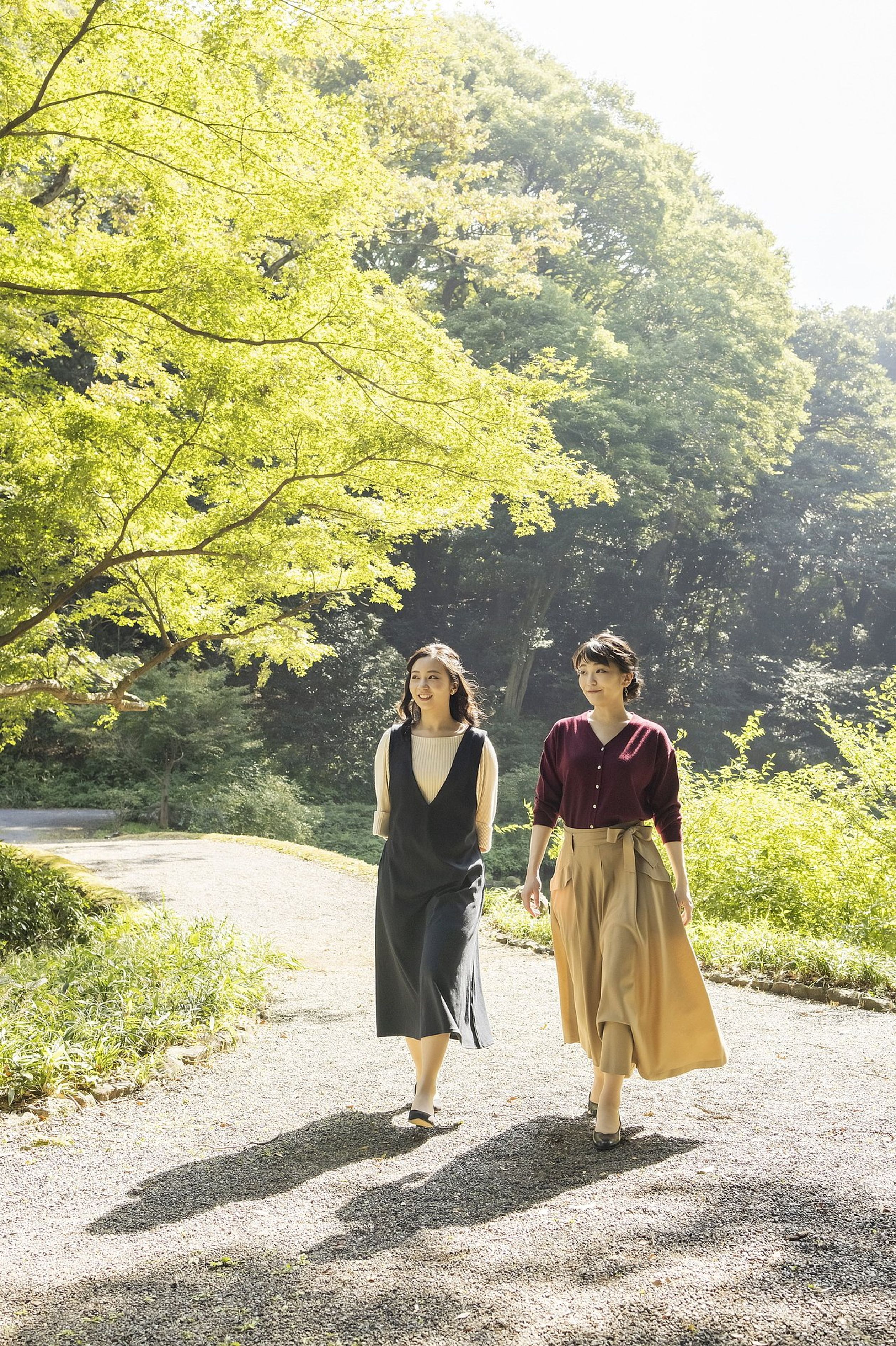 Prinses Mako met haar jongere zus Kako in de tuin van het Akasaka Paleis in Tokio.