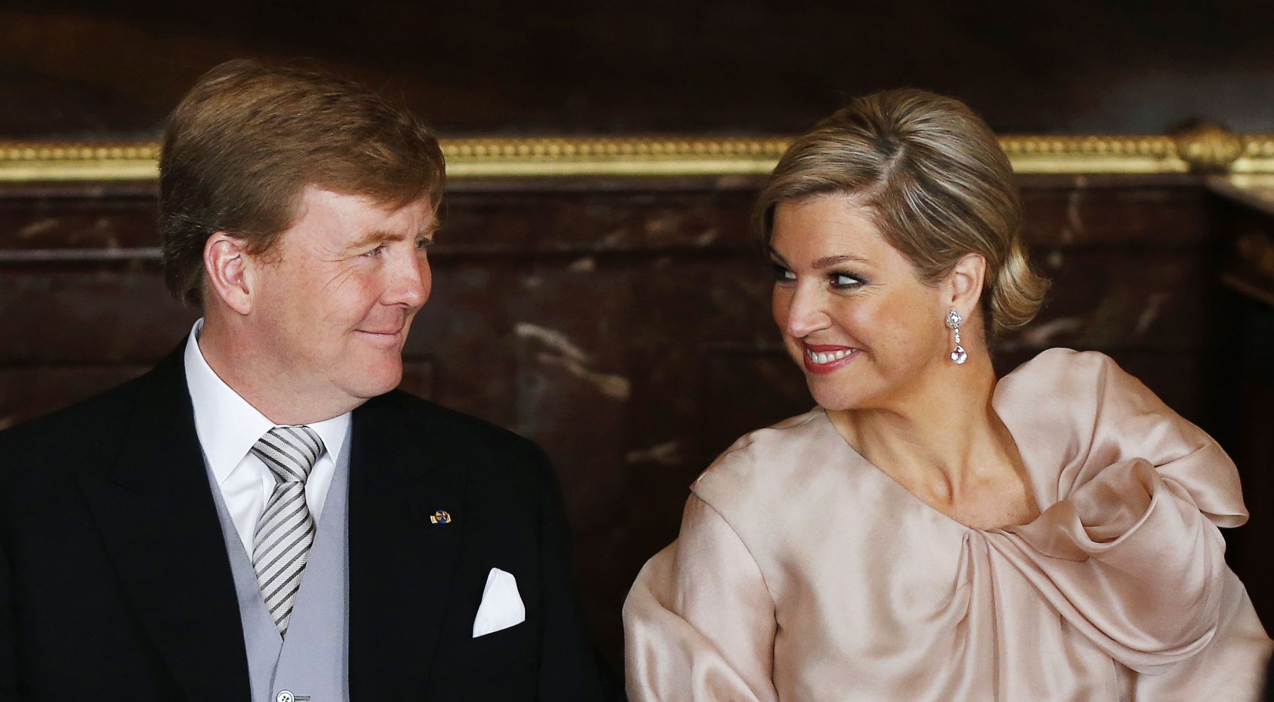 Prins Willem-Alexander en prinses Máxima voorafgaand aan het ondertekenen van de Akte van Abdicatie