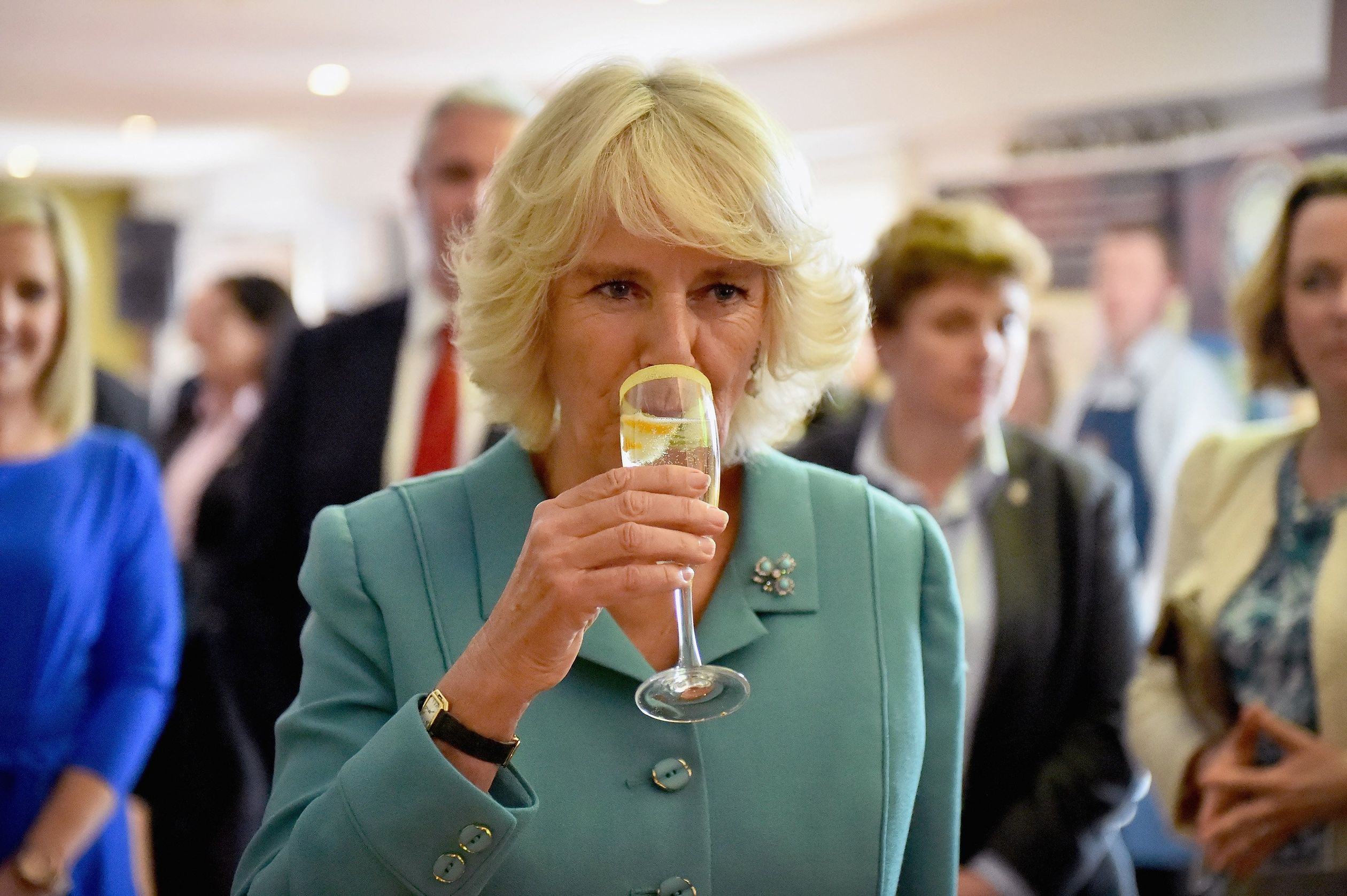 2015: hertogin Camilla proeft een cocktail, genaamd "De Hertogin". Ze is op bezoek aan de Taste of the Wild Atlantic Way Food Festival in Galway, Ierland.