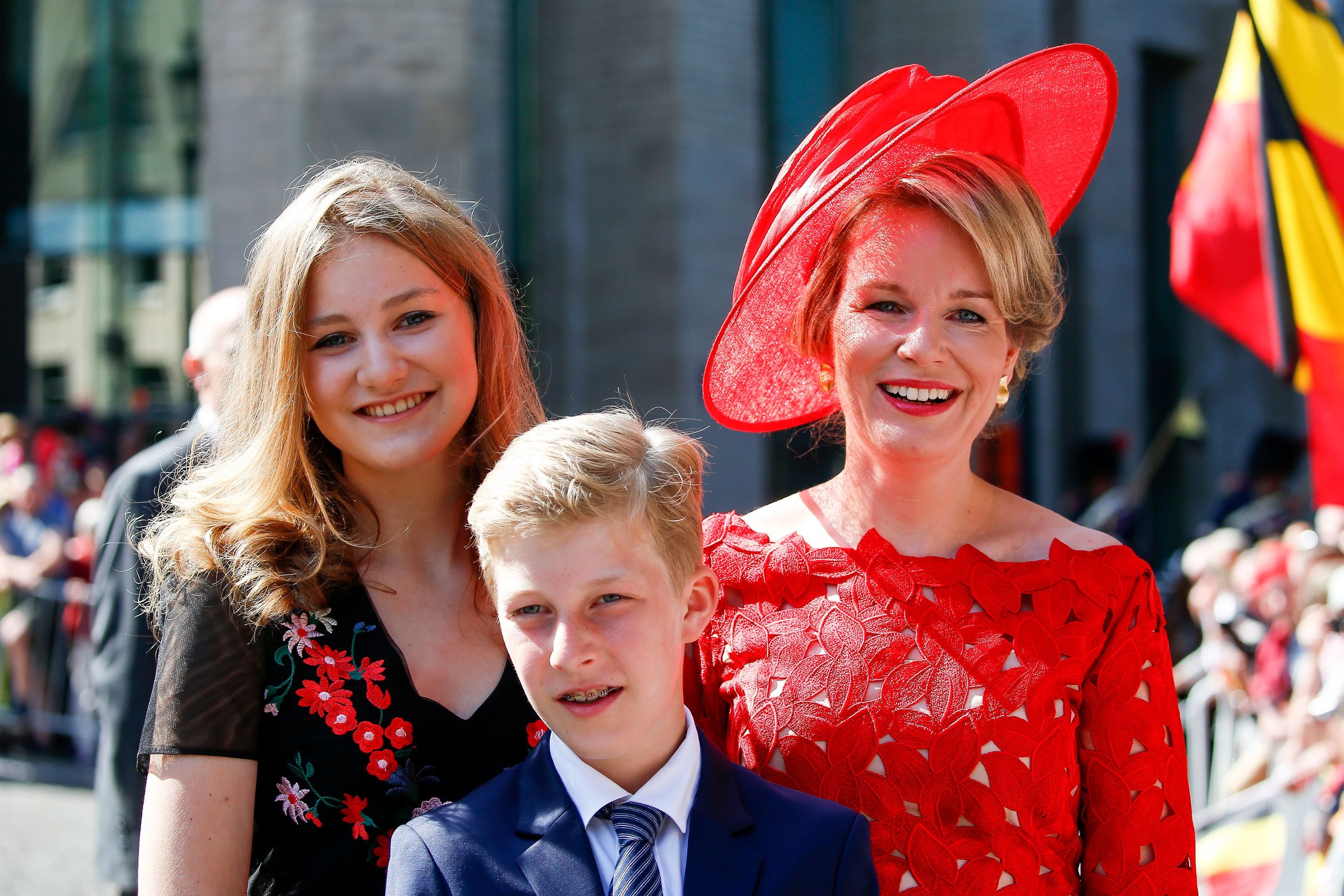 Prinses Elisabeth, prins Emmanuel (12) en koningin Mathilde.