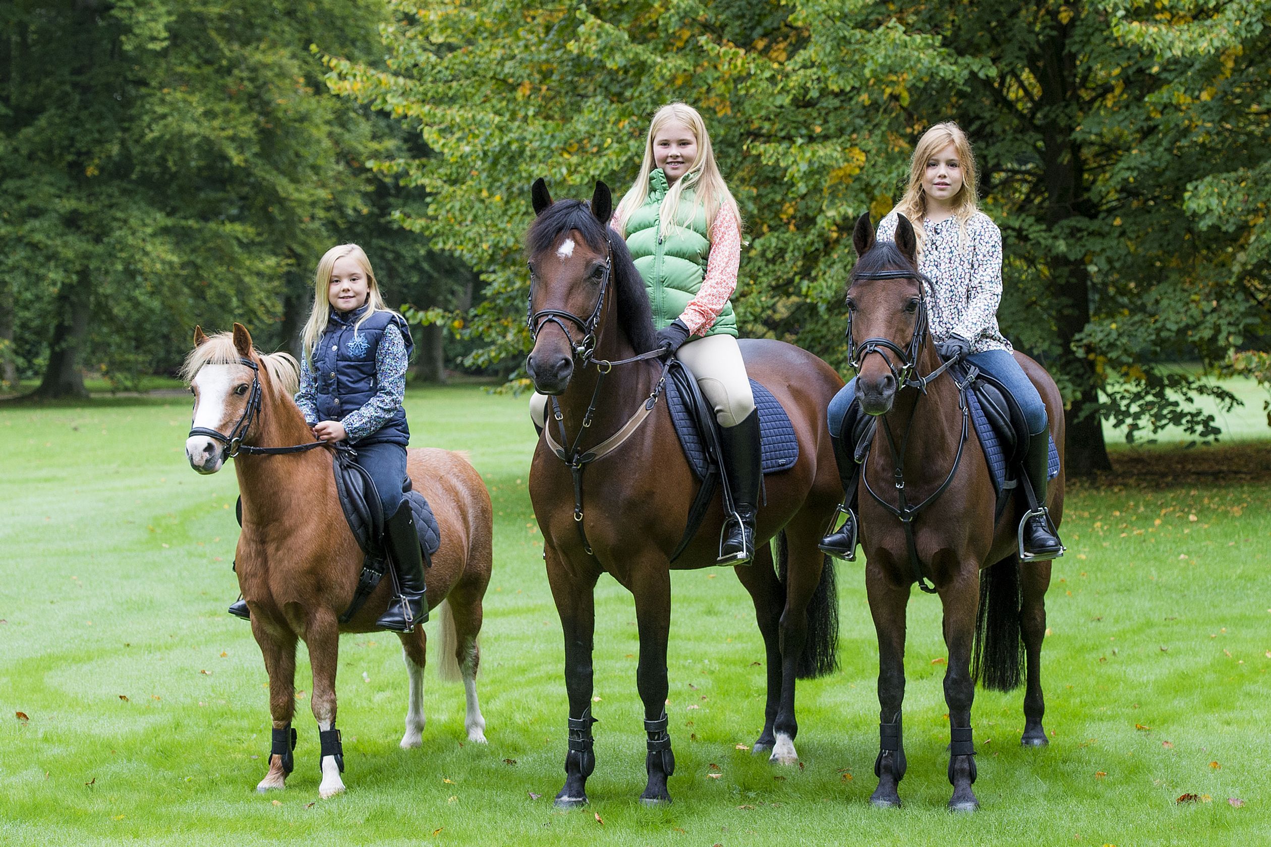Amalia met haar zussen te paard in 2015. Ariane op Fredje, Amalia op Safary en Alexia op Pixie.