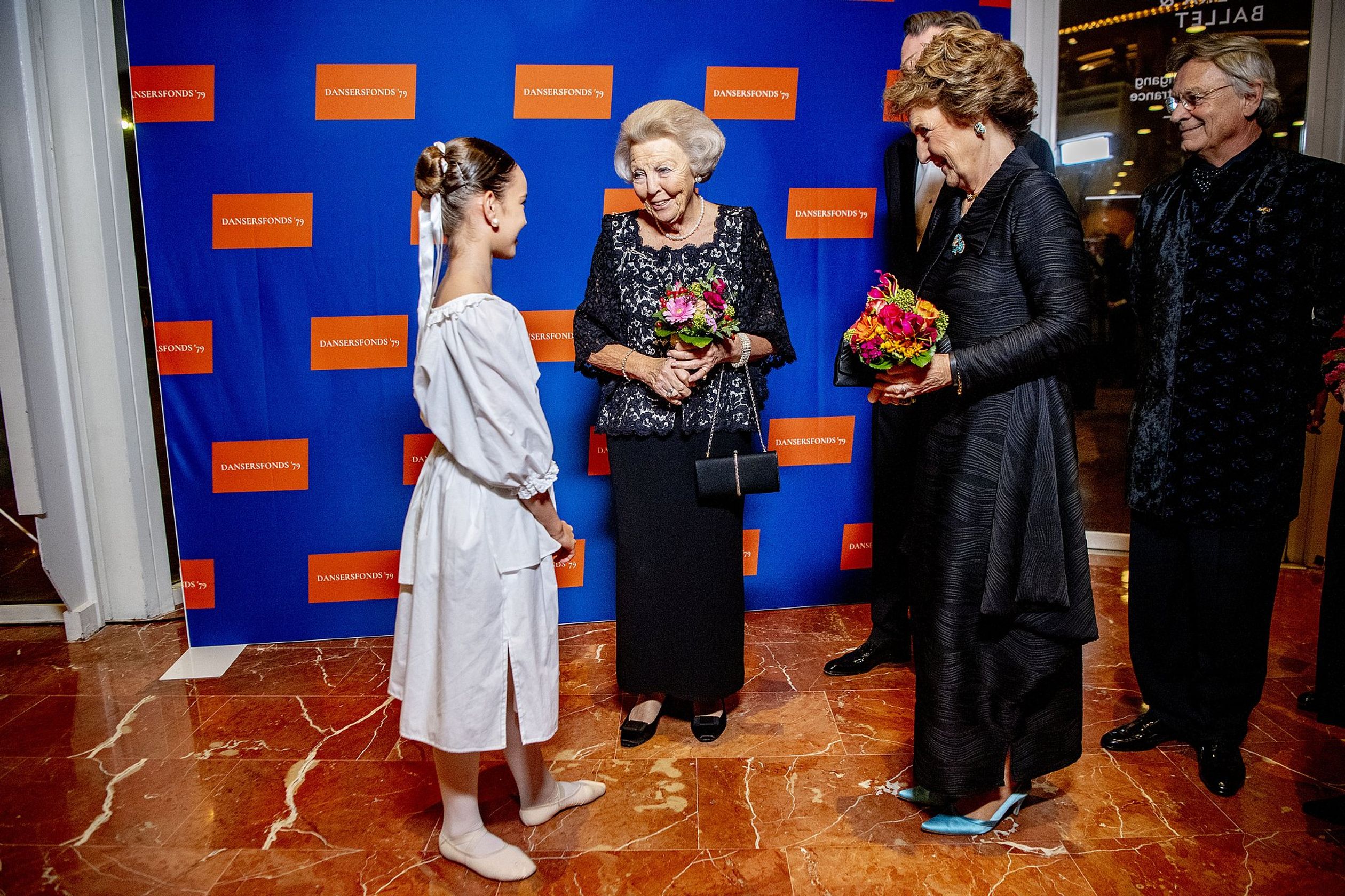 AMSTERDAM - Prinses Beatrix en prinses Margriet poseren tijdens de 22ste editie van het Nederlands