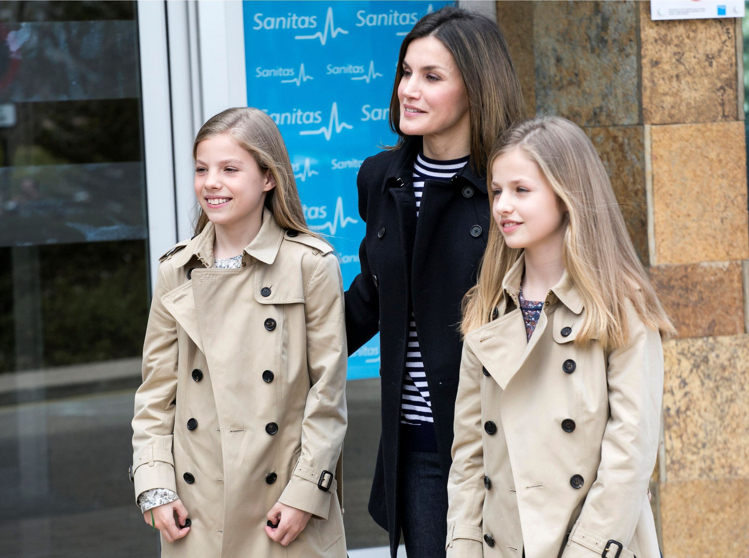 Koningin Letizia verlaat met haar dochters Leonor en Sofia het ziekenhuis waar hun opa, voormalig