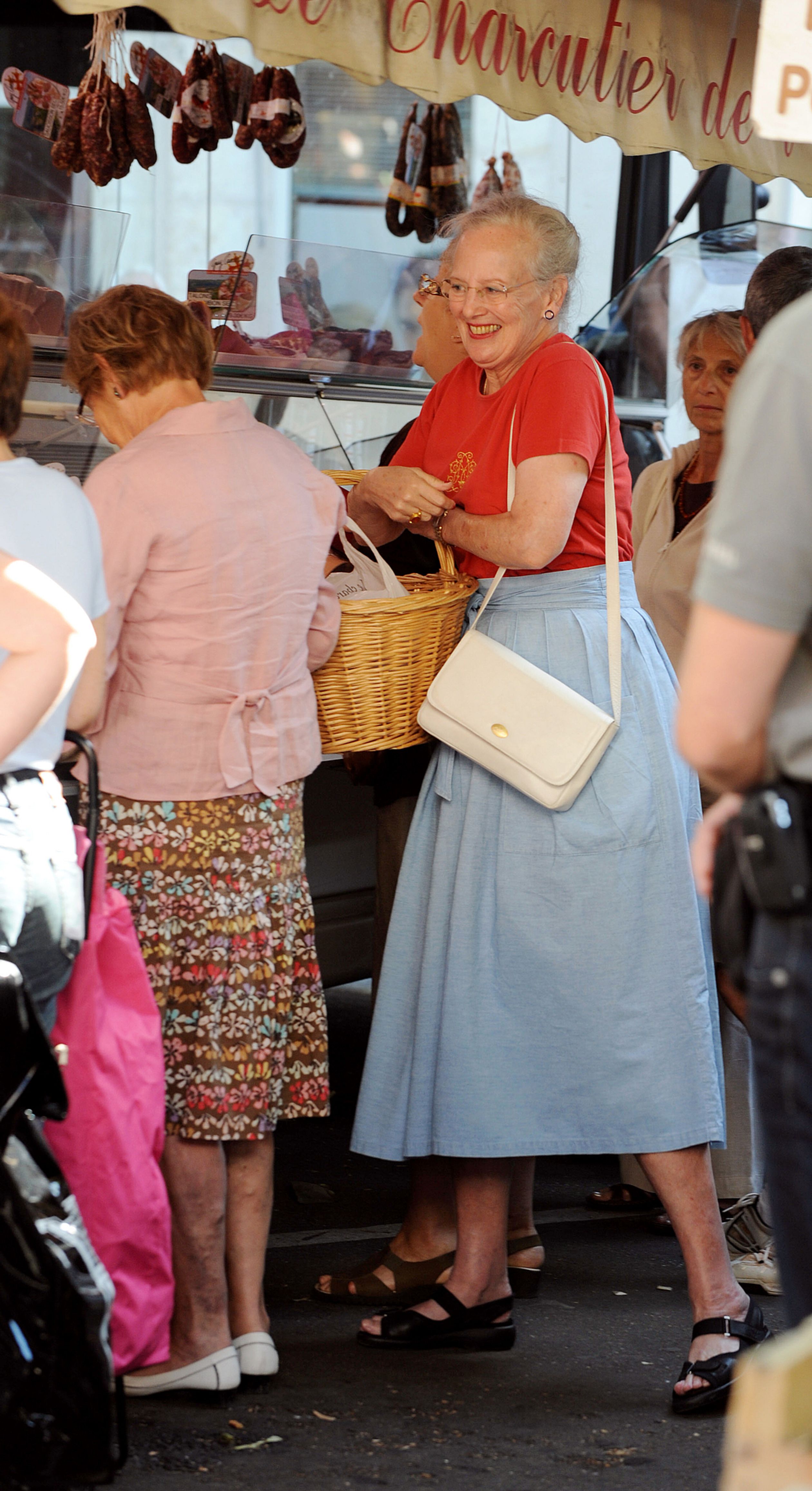 Een bezoekje aan de plaatselijke markt hoort er voor Margrethe ook bij tijdens haar verblijf in
