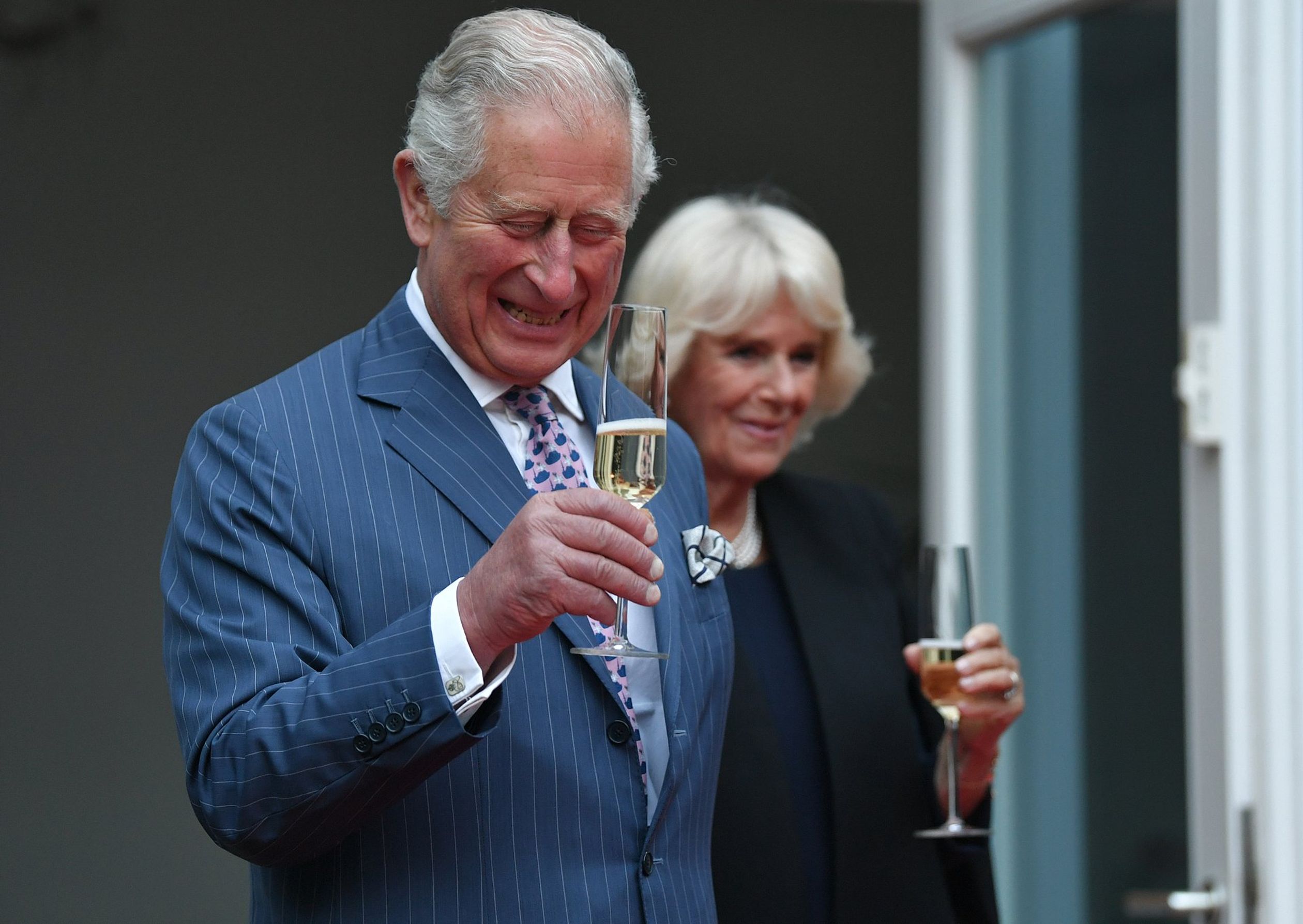 De hertog en hertogin van Cornwall genieten van een glasje champagne tijdens het verjaardagsfeestje van koningin Elizabeth (2019).