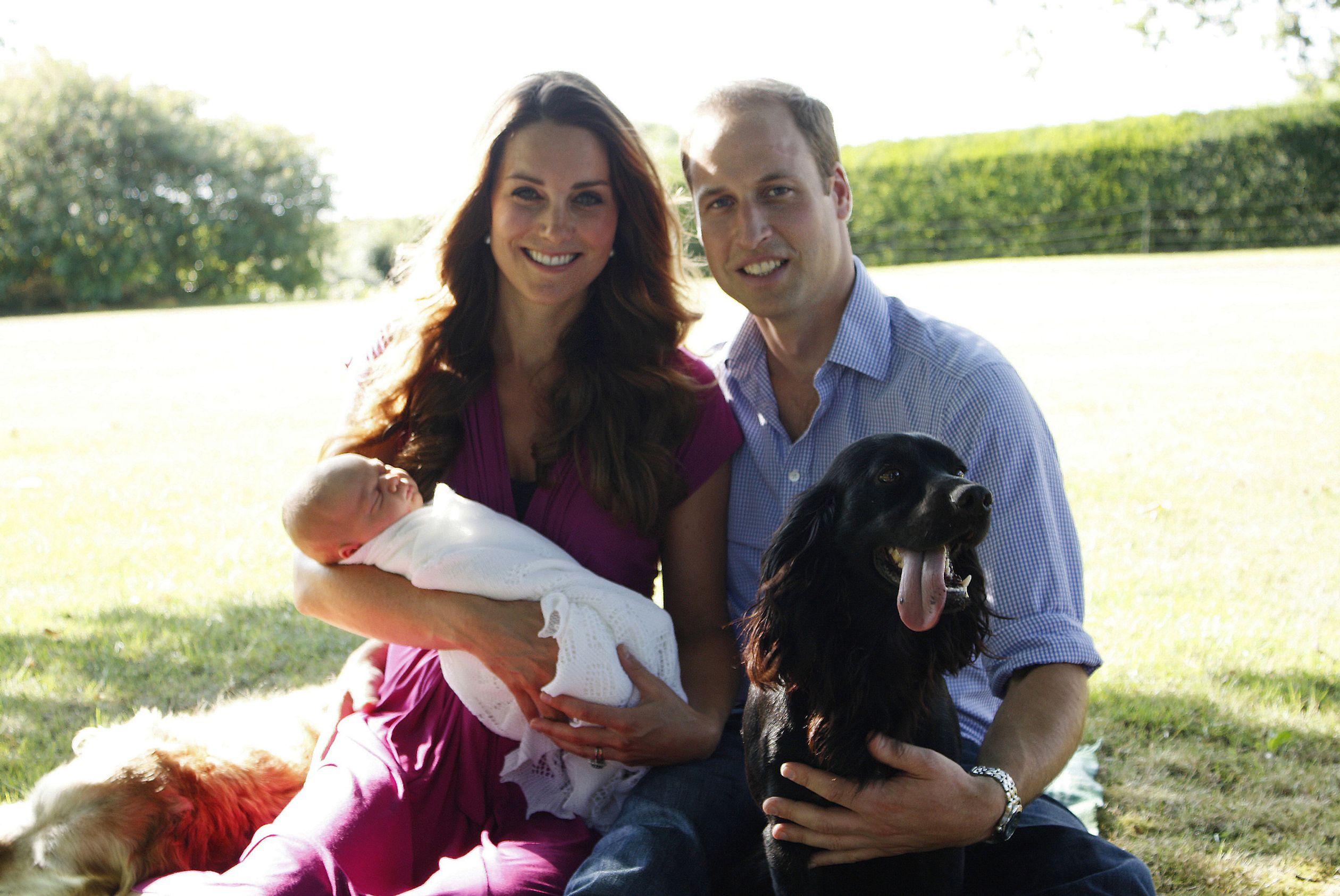 De eerste foto van het kersverse gezin na de geboorte van prins George. Lupo is rechts te zien.
