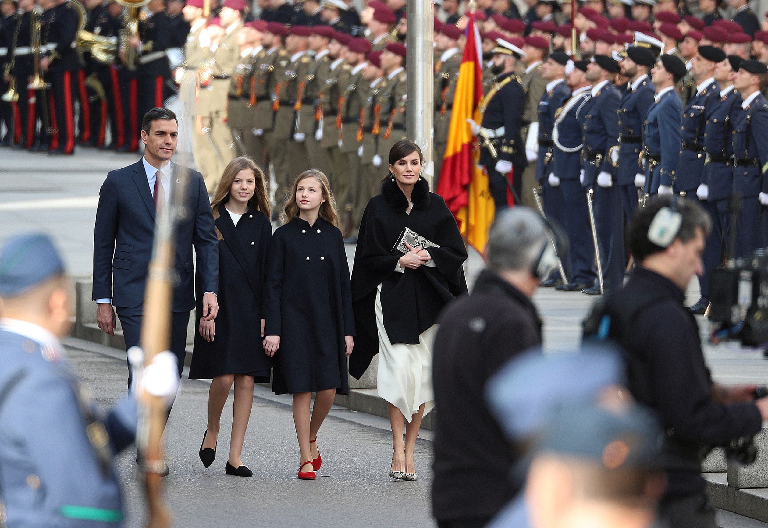Spaanse_premier_met_prinsessen_en_koningin_Letizia.jpg