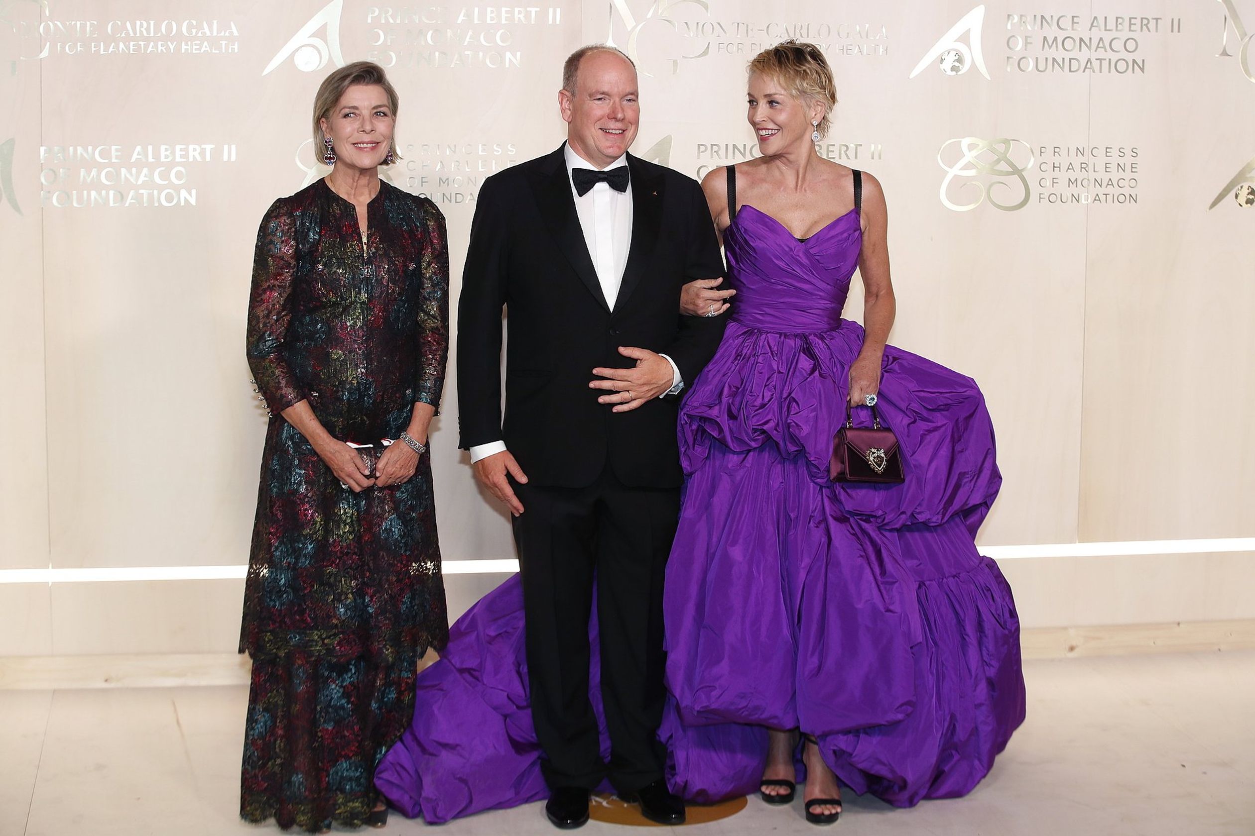 September 2021: prinses Caroline, haar broer prins Albert en de Amerikaanse actrice Sharon Stone wonen het Monte-Carlo Gala bij.
