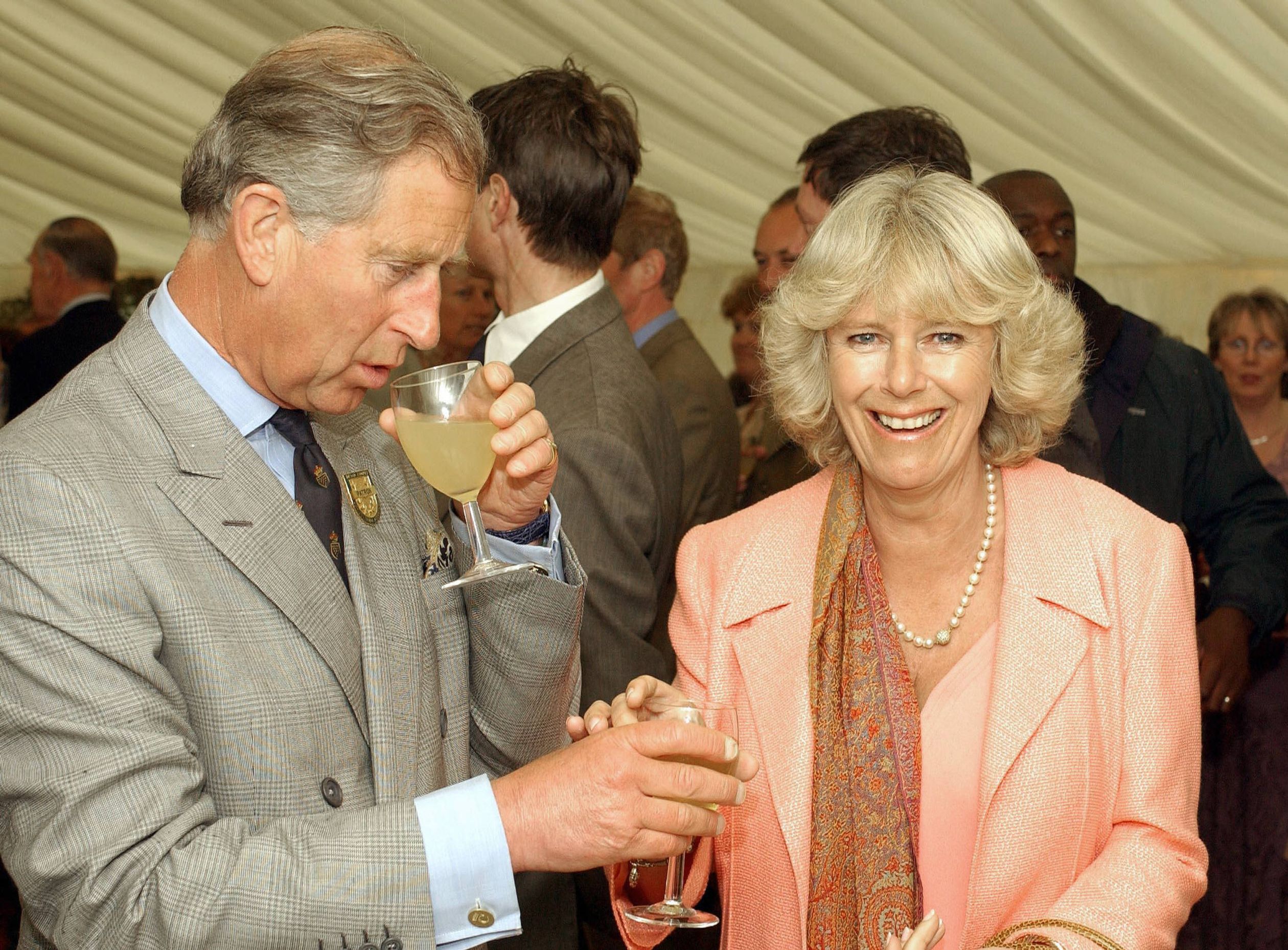 Prins Charles en hertogin Camilla genieten van een frisse appelsap tijdens een bezoek aan Restormel