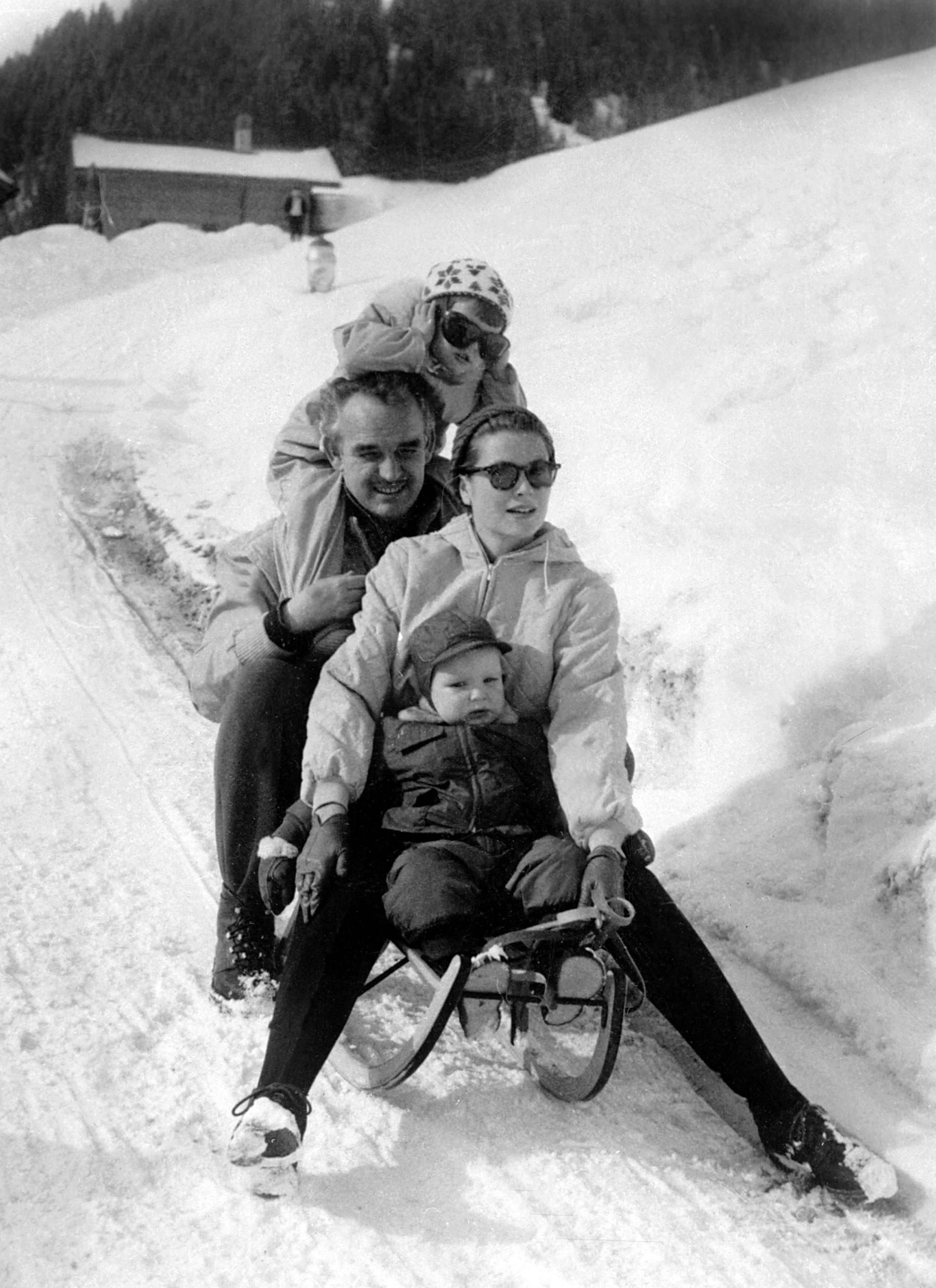 1960: Het prinselijk gezin van Monaco op skivakantie in Zwitserland.