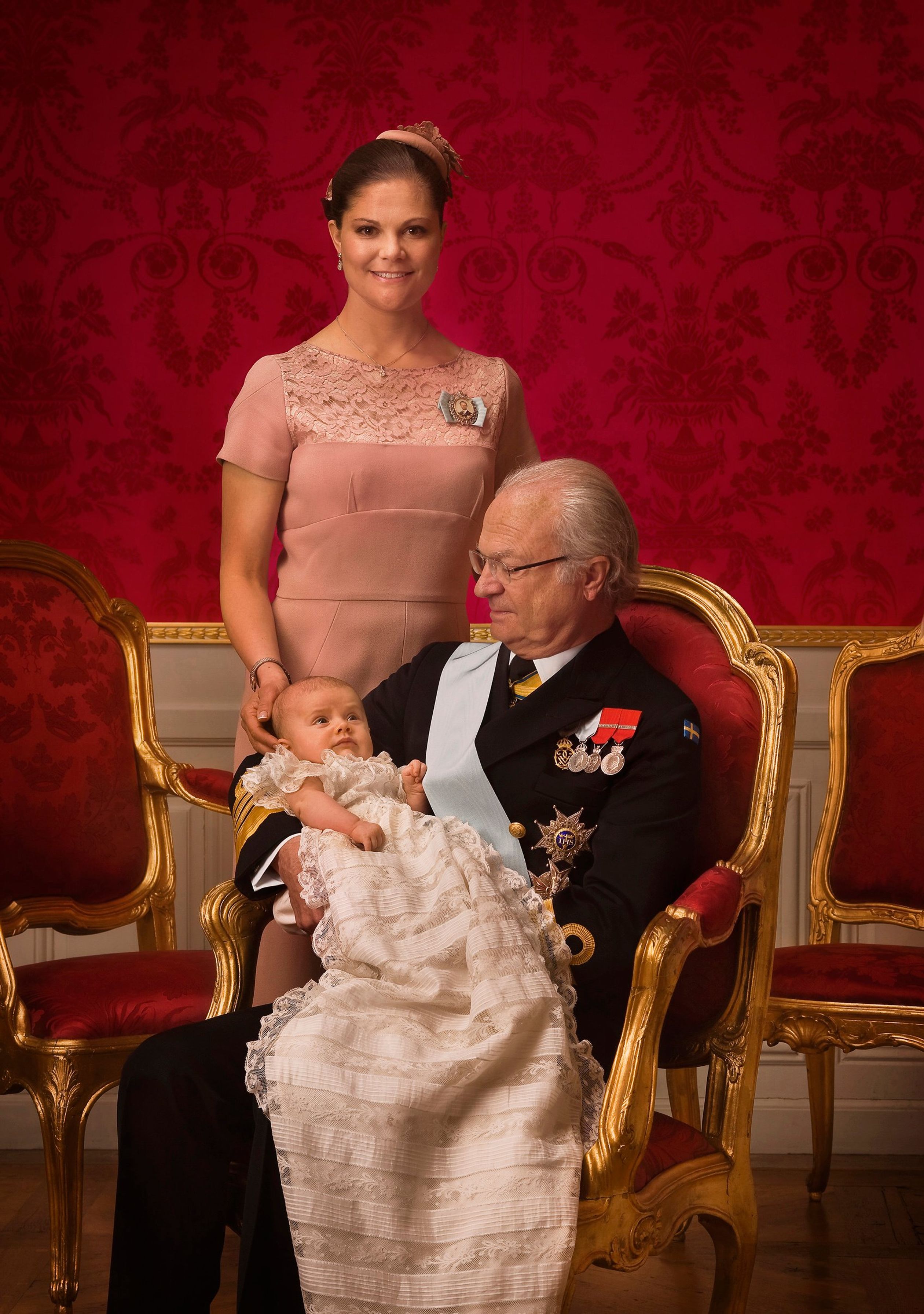 Kersverse opa Carl Gustaf met kroonprinses Victoria en de net gedoopte prinses Estelle op 22 mei