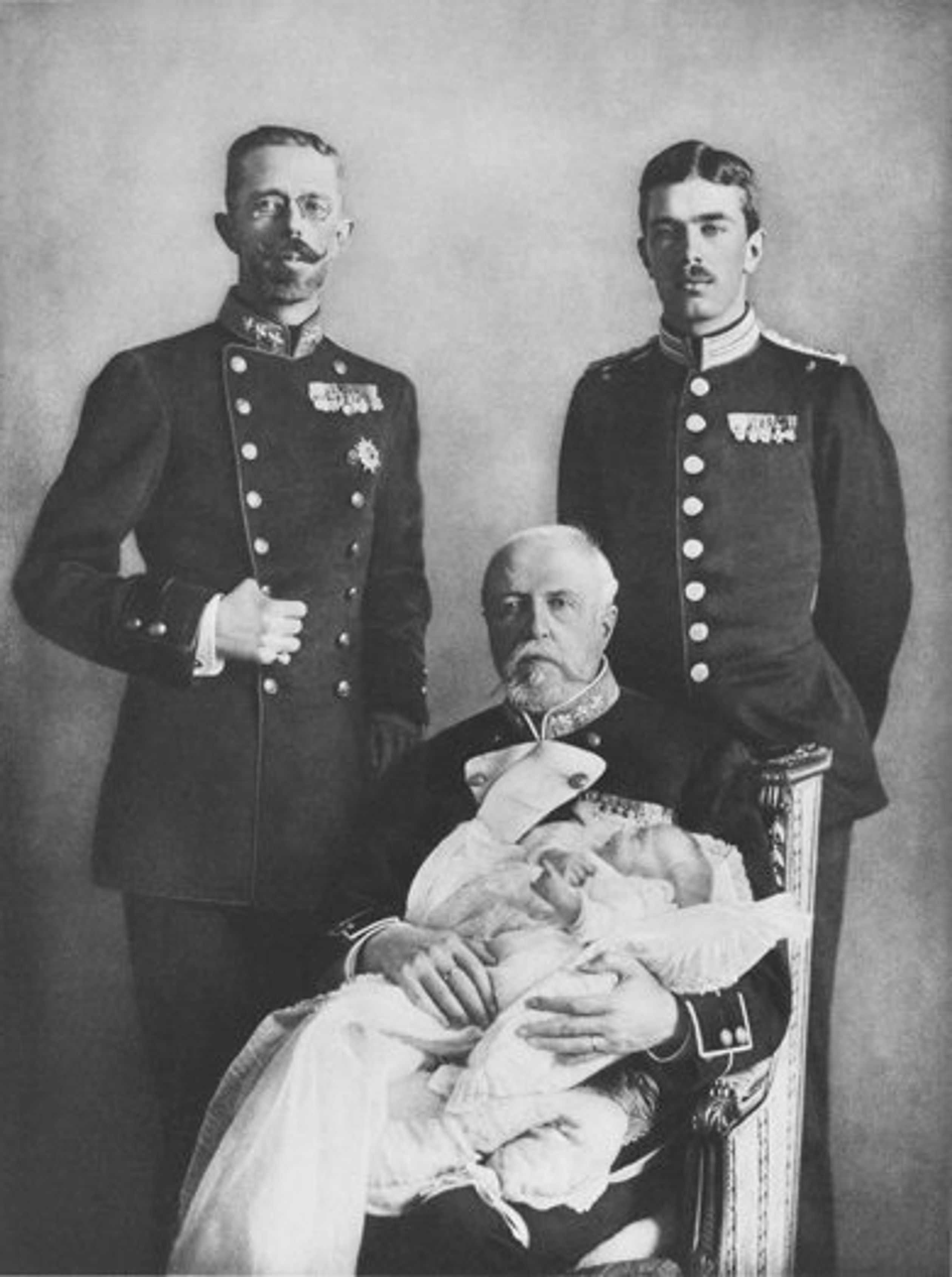 Vier generaties Zweedse royals in 1906. Koning Oscar II met zijn zoon Gustaf V en zijn kleinzoon
